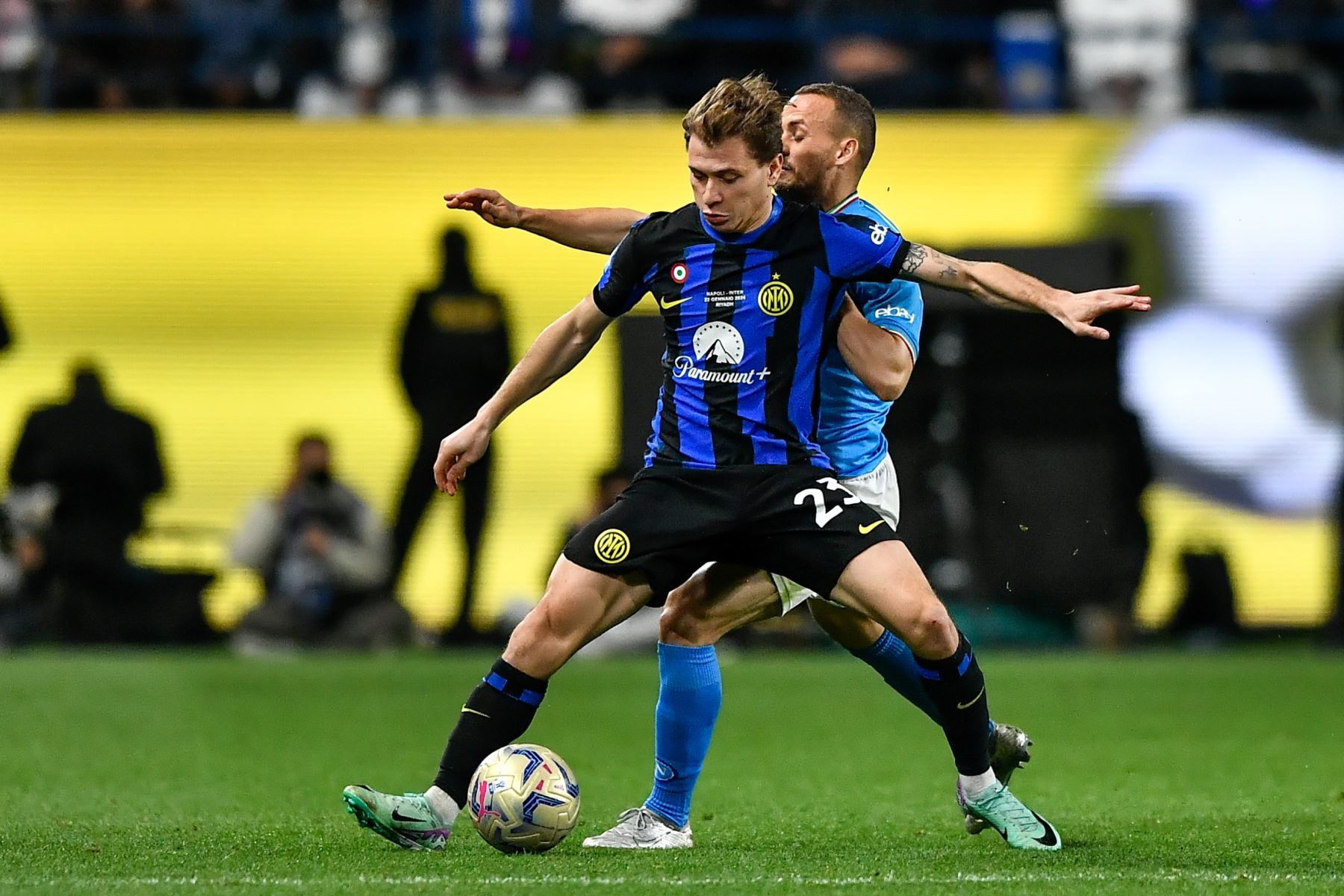 Stanislav Lobotka del Napoli y Nicolo Barella del Inter en acción durante la Supercopa Italiana, la Supercopa de Italia, partido final entre el SSC Napoli y el Inter de Milán, en Riad, Arabia Saudita, el 22 de enero de 2024.
Foto: EFE