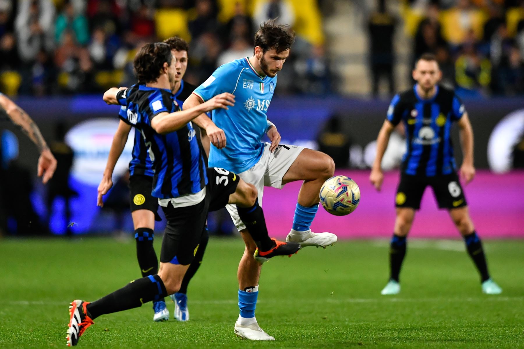 Khvicha Kvarat-skhelia del Napoli y Matteo Darmian del Inter en acción durante la Supercopa Italiana, la Supercopa de Italia, partido final entre el SSC Napoli y el Inter de Milán, en Riad, Arabia Saudita, el 22 de enero de 2024.
Foto: EFE