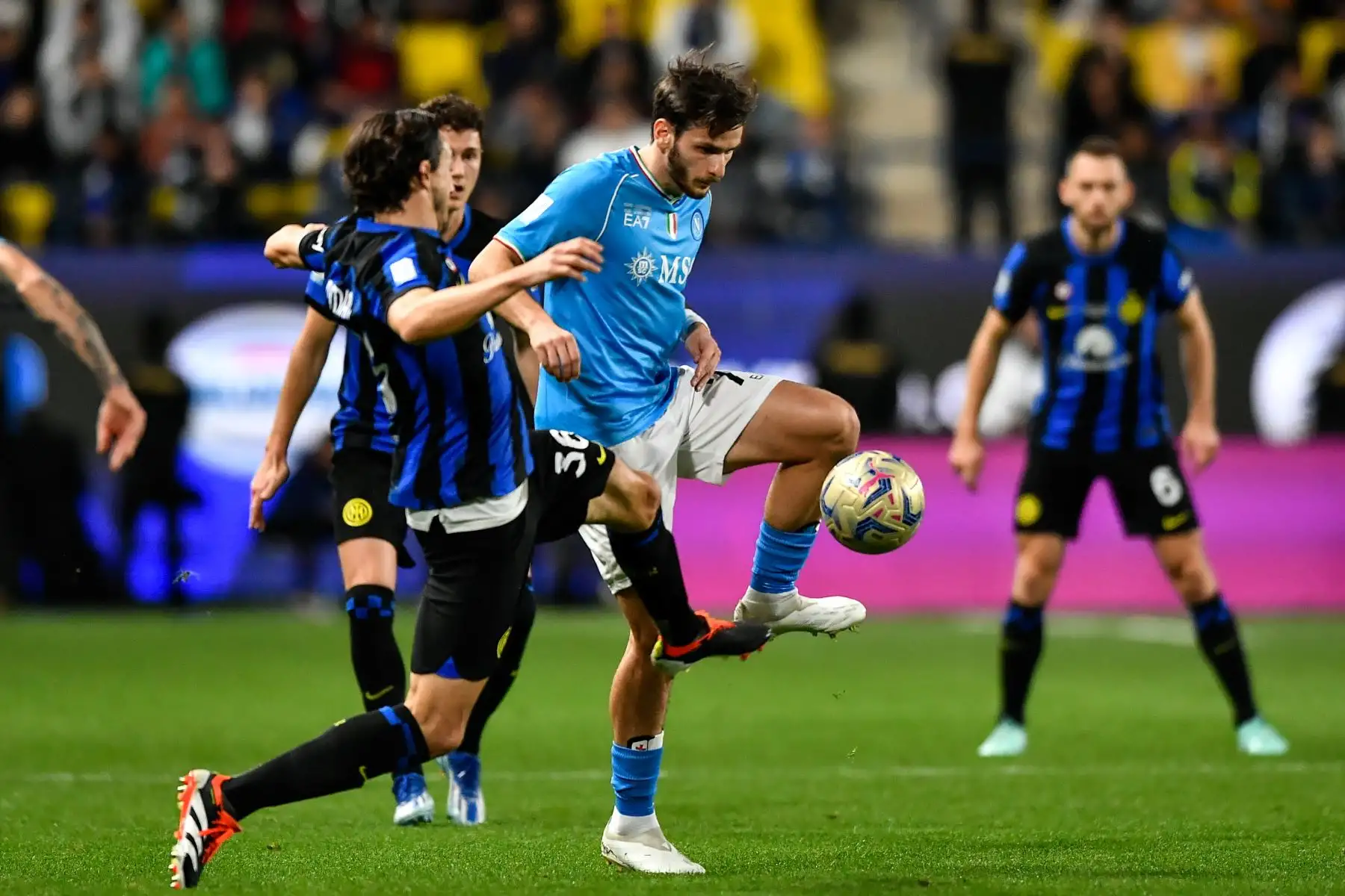 Khvicha Kvarat-skhelia del Napoli y Matteo Darmian del Inter en acción durante la Supercopa Italiana, la Supercopa de Italia, partido final entre el SSC Napoli y el Inter de Milán, en Riad, Arabia Saudita, el 22 de enero de 2024.
Foto: EFE