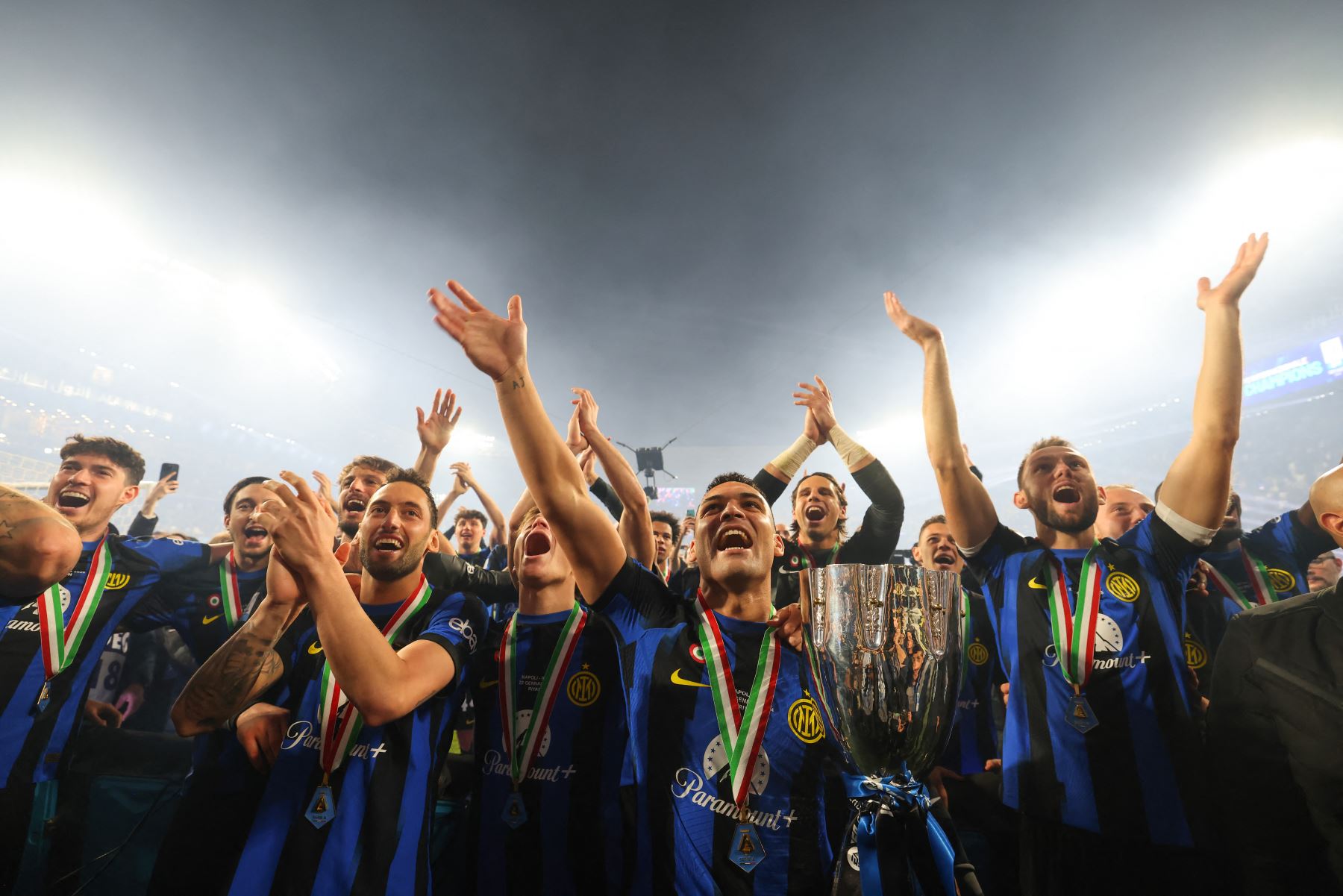 Los jugadores del Inter de Milán celebran con el trofeo tras ganar la final de la Supercopa de Italia entre el Napoli y el Inter de Milán en el estadio Al-Awwal Park de Riad, el 22 de enero de 2024.
Foto: AFP