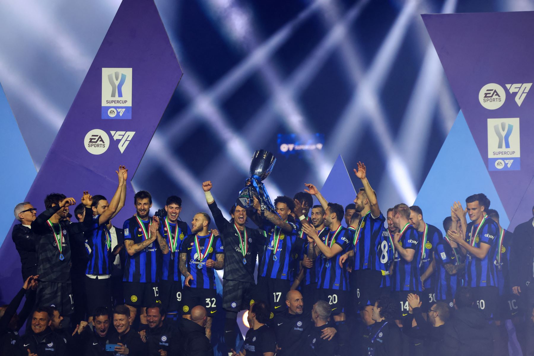 Los jugadores del Inter de Milán celebran con el trofeo tras ganar la final de la Supercopa de Italia entre el Napoli y el Inter de Milán en el estadio Al-Awwal Park de Riad, el 22 de enero de 2024.
Foto: AFP