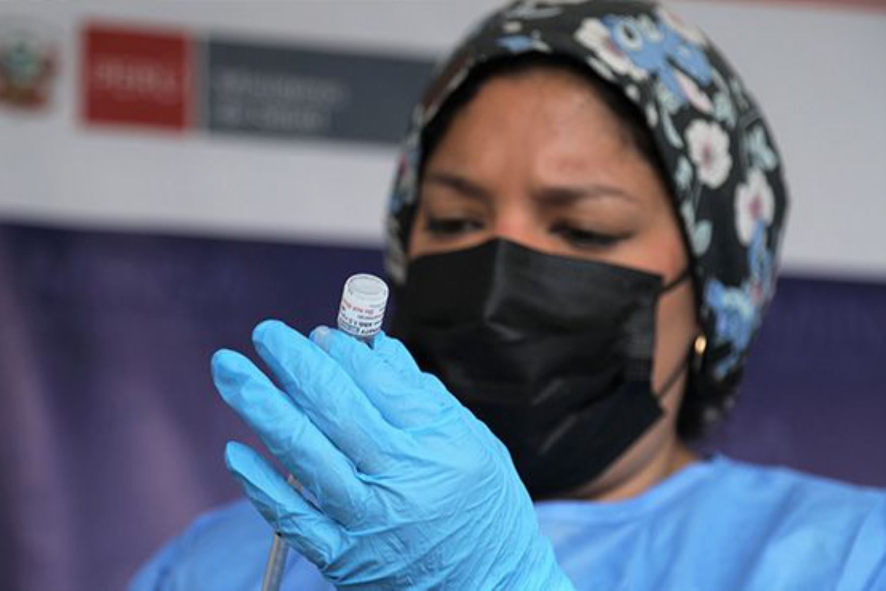 El Minsa ha dispuesto que los establecimientos de salud sean los principales centros de vacunación contra el covid-19. Foto: ANDINA/Minsa