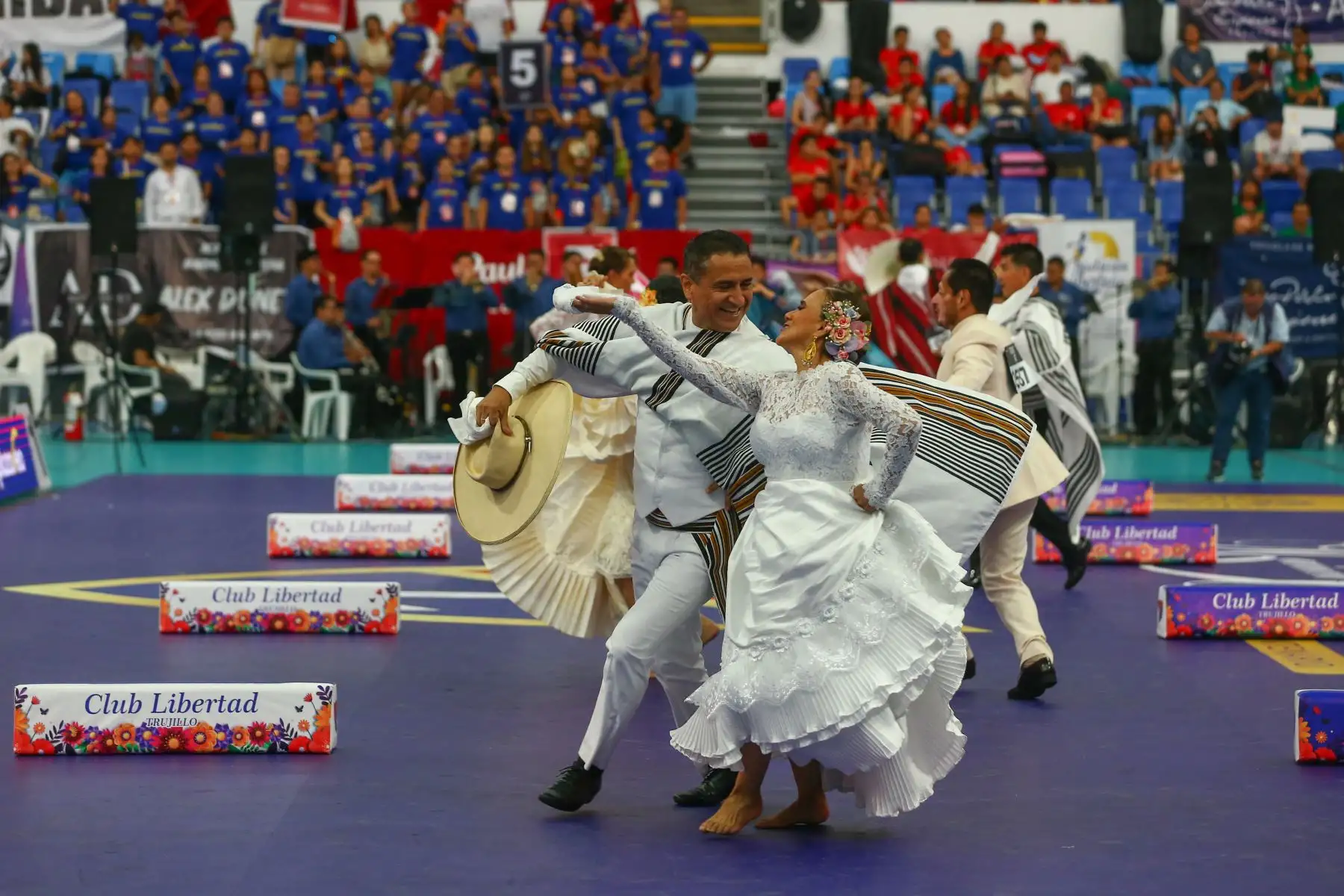 Por segundo año consecutivo, el Polideportivo del Callao es la sede del 64º Concurso Nacional de Marinera 2024 que se desarrollará del 22 al 28 de enero, con el objetivo de atraer a más de 1.500 parejas de baile de todo el Perú y el exterior.
Foto: ANDINA/Eddy Ramos