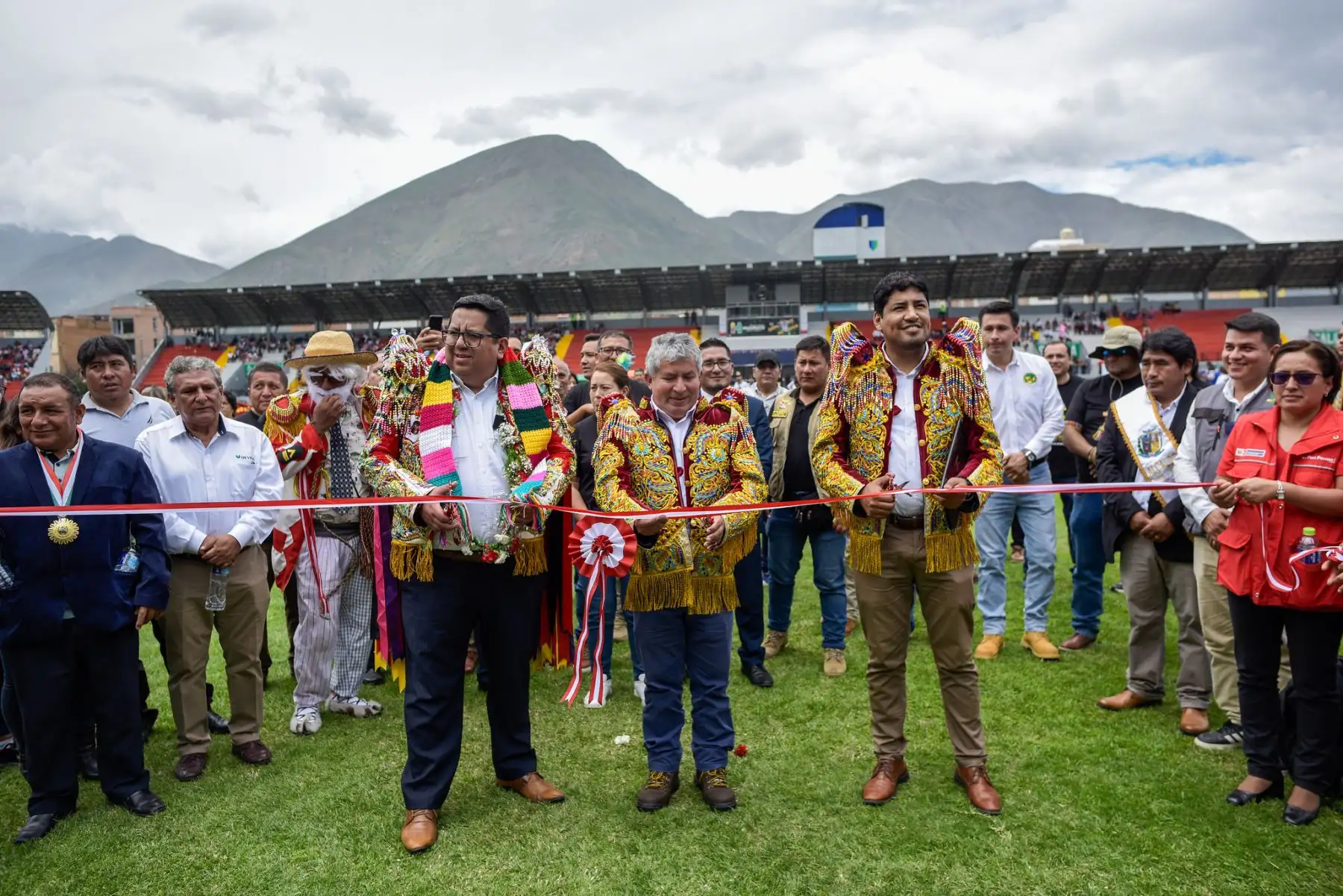 Huánuco fue la primera ciudad del país en celebrar una festividad Edición Bicentenario como parte de las conmemoraciones por el Año del Bicentenario de la Consolidación de Nuestra Independencia y de las Heroicas Batallas de Junín y Ayacucho, destacó Percy Barranzuela, director ejecutivo del Proyecto Especial Bicentenario del Ministerio de Cultura, durante la despedida del Festival de Los Negritos de Huánuco que ofreció una maratón dancística de 12 horas y la locreada más grande del mundo.
Foto: ANDINA/Bicentenario