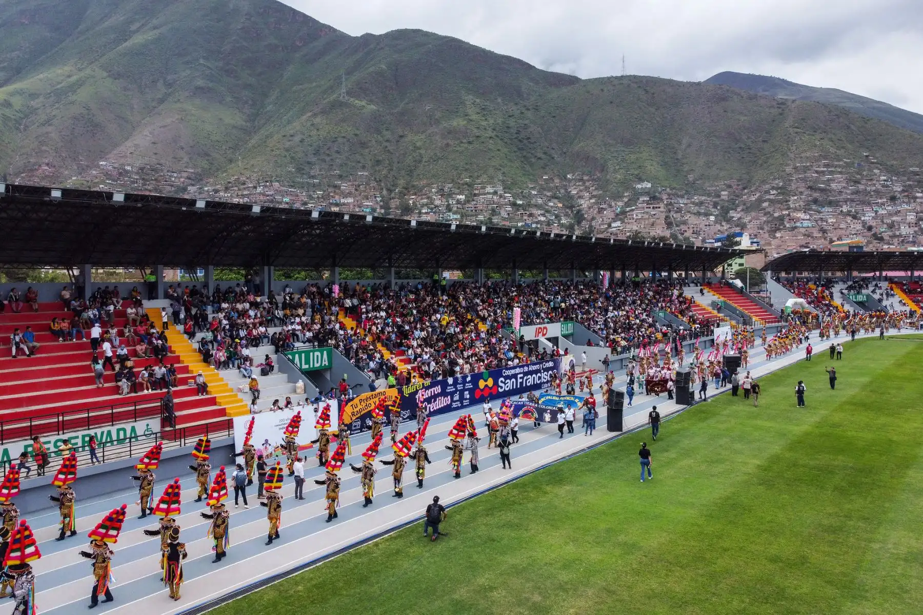 Como cierre de la Festividad de Los Negritos de Huánuco, más de 25 cofradías de negritos de distintos distritos como Ambo, Panao, Puños, Baños, Huánuco y Miraflores protagonizaron una maratón de danza ininterrumpida y ofrecieron un espectáculo único para los asistentes que se dieron cita en el Complejo Deportivo de Paucarbamba.
Foto: ANDINA/Bicentenario