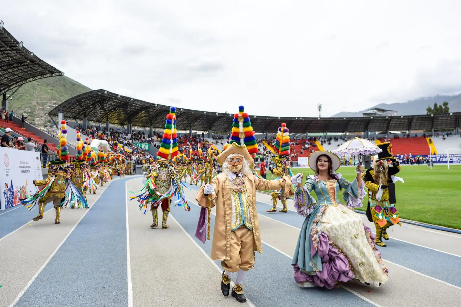 Como cierre de la Festividad de Los Negritos de Huánuco, más de 25 cofradías de negritos de distintos distritos como Ambo, Panao, Puños, Baños, Huánuco y Miraflores protagonizaron una maratón de danza ininterrumpida y ofrecieron un espectáculo único para los asistentes que se dieron cita en el Complejo Deportivo de Paucarbamba.
Foto: ANDINA/Bicentenario