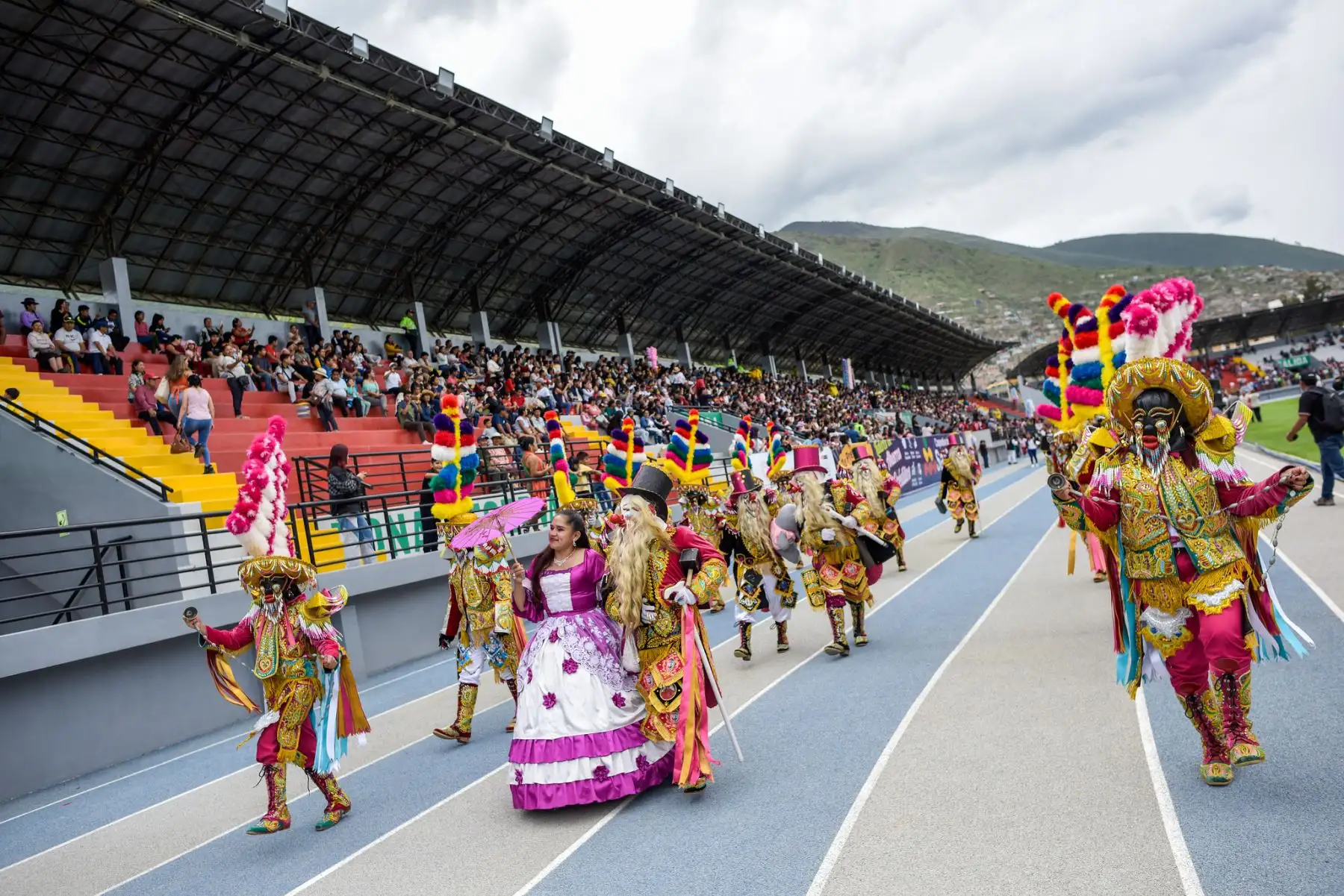 Como cierre de la Festividad de Los Negritos de Huánuco, más de 25 cofradías de negritos de distintos distritos como Ambo, Panao, Puños, Baños, Huánuco y Miraflores protagonizaron una maratón de danza ininterrumpida y ofrecieron un espectáculo único para los asistentes que se dieron cita en el Complejo Deportivo de Paucarbamba.
Foto: ANDINA/Bicentenario