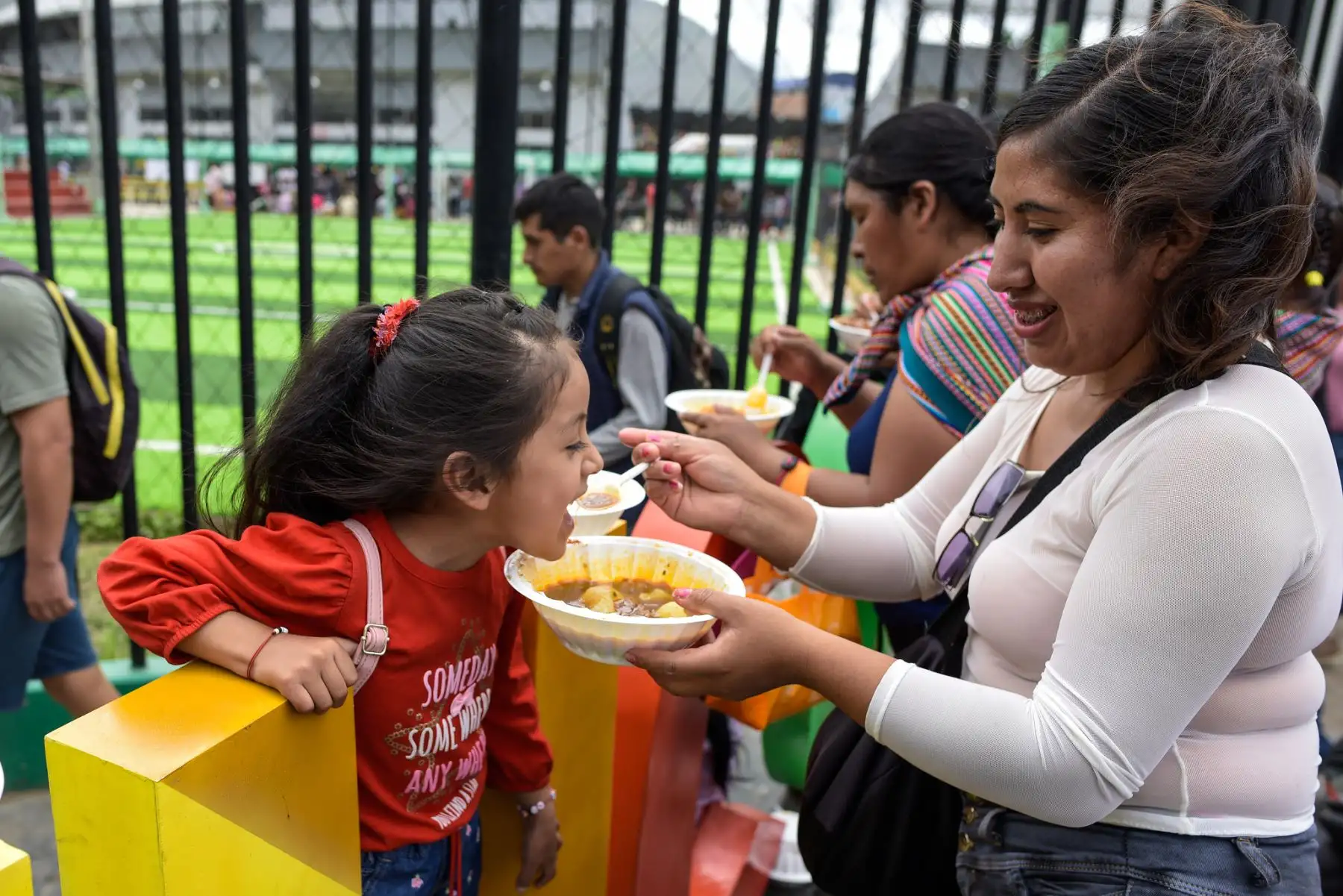 Además, se repartieron más de 10 000 platos gratuitos de locro, platillo tradicional elaborado con carne de gallina y res. Los asistentes también disfrutaron de una feria de emprendimiento que realzará la riqueza cultural y culinaria de la región.
Foto: ANDINA/Bicentenario