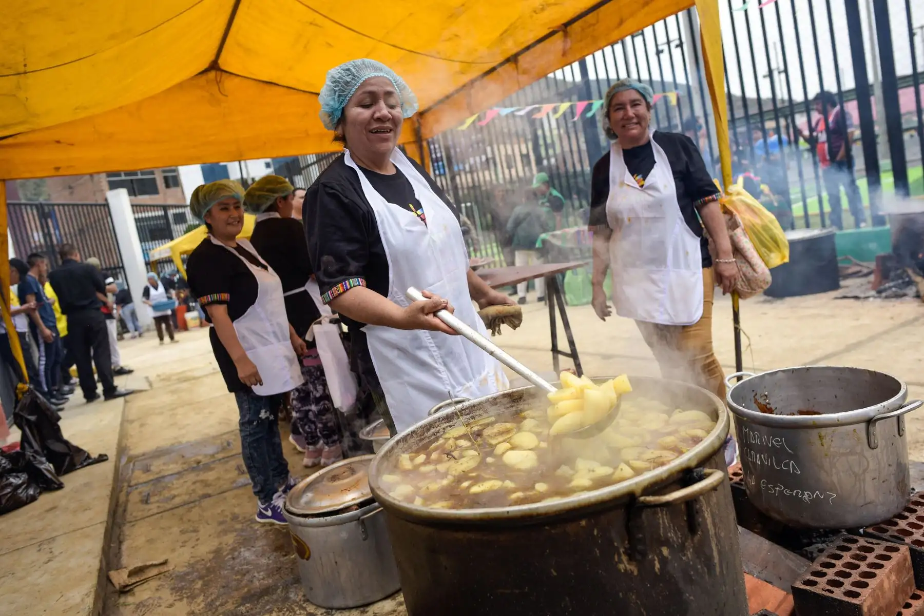 Además, se repartieron más de 10 000 platos gratuitos de locro, platillo tradicional elaborado con carne de gallina y res. Los asistentes también disfrutaron de una feria de emprendimiento que realzará la riqueza cultural y culinaria de la región.
Foto: ANDINA/Bicentenario