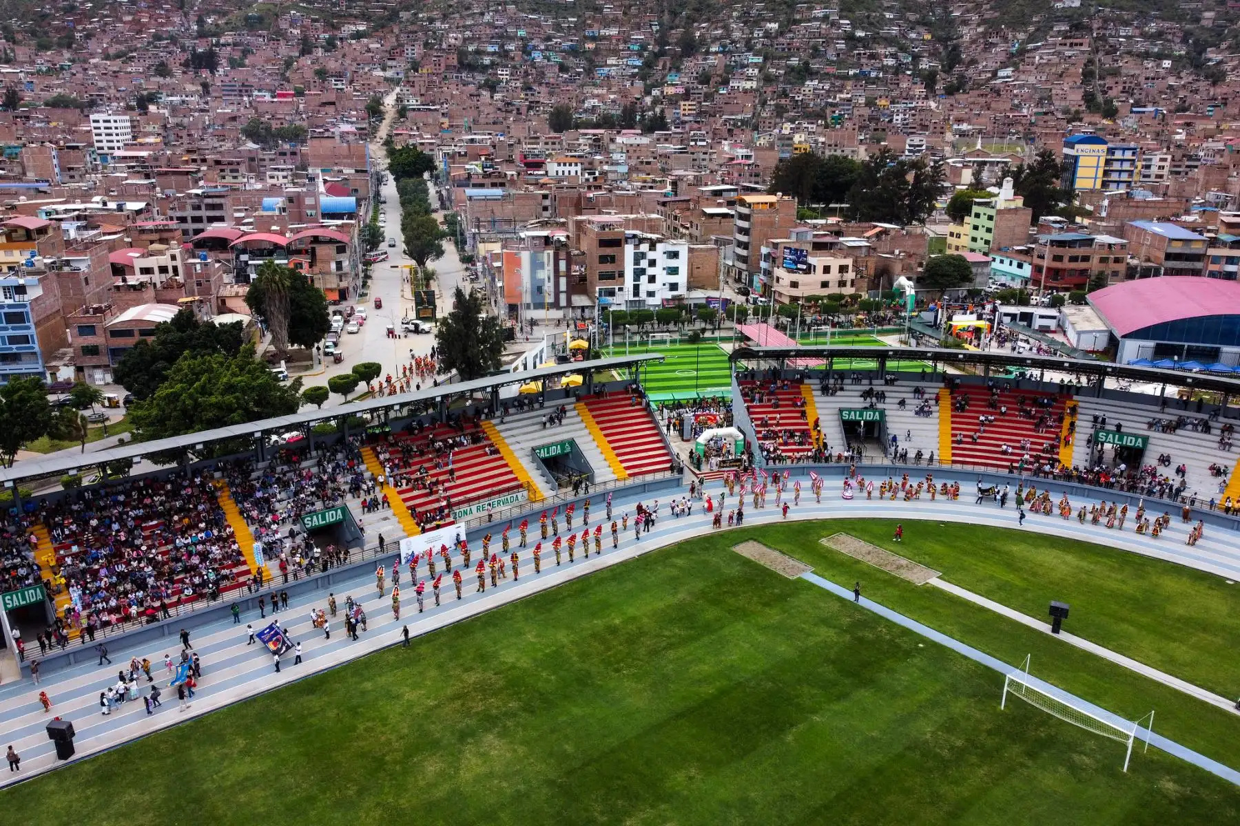 Huánuco fue la primera ciudad del país en celebrar una festividad Edición Bicentenario como parte de las conmemoraciones por el Año del Bicentenario de la Consolidación de Nuestra Independencia y de las Heroicas Batallas de Junín y Ayacucho, destacó Percy Barranzuela, director ejecutivo del Proyecto Especial Bicentenario del Ministerio de Cultura, durante la despedida del Festival de Los Negritos de Huánuco que ofreció una maratón dancística de 12 horas y la locreada más grande del mundo.
Foto: ANDINA/Bicentenario