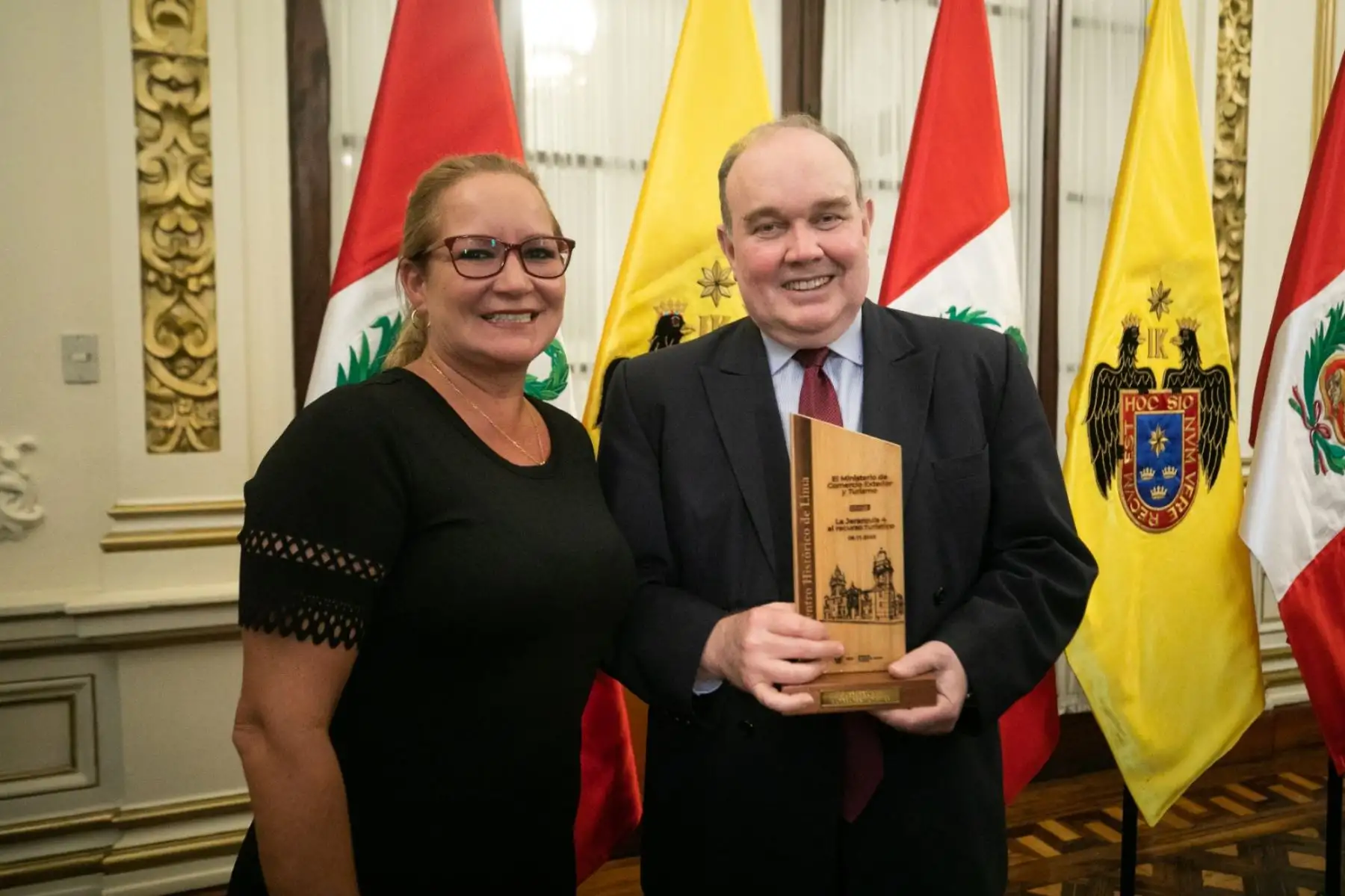 Con gran orgullo en una ceremonia realizada en el Palacio Municipal, el alcalde de Lima, Rafael López Aliaga, acompañado por los ministros de Cultura, Leslie Urteaga y de Comercio Exterior y Turismo, Juan Carlos Mathews recibió el otorgamiento de la Jerarquía 4 a nuestro símbolo de la ciudad, posicionándolo como recurso turístico a nivel de los principales destinos del país, y permitiendo atraer proyectos de inversión y desarrollo.
Foto: ANDINA/Muni Lima
