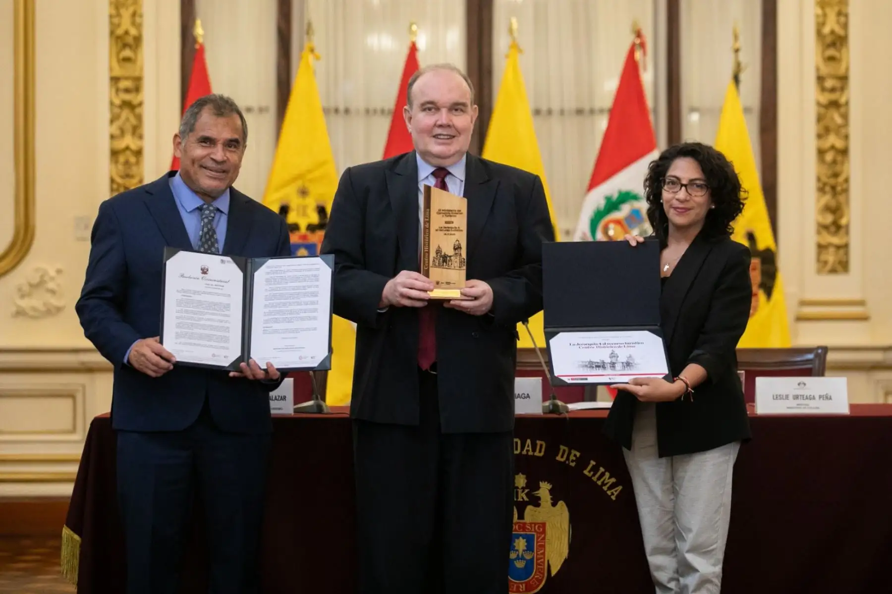 En una ceremonia realizada en el Palacio Municipal de Lima, el alcalde Rafael López Aliaga, acompañado por los ministros de Cultura, Leslie Urteaga, y de Comercio Exterior y Turismo, Juan Carlos Mathews, recibió el otorgamiento de la Jerarquía 4 al Centro Histórico de Lima, distinción que lo posiciona como recurso turístico a nivel de los principales destinos del país y permite atraer proyectos de inversión y desarrollo.
Foto: ANDINA/Muni Lima