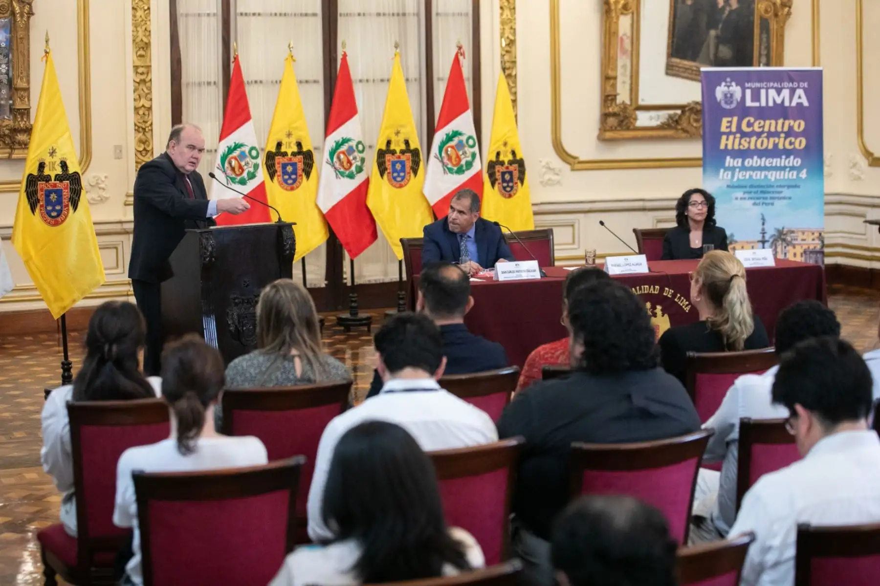 En una ceremonia realizada en el Palacio Municipal de Lima, el alcalde Rafael López Aliaga, acompañado por los ministros de Cultura, Leslie Urteaga, y de Comercio Exterior y Turismo, Juan Carlos Mathews, recibió el otorgamiento de la Jerarquía 4 al Centro Histórico de Lima, distinción que lo posiciona como recurso turístico a nivel de los principales destinos del país y permite atraer proyectos de inversión y desarrollo.
Foto: ANDINA/Muni Lima