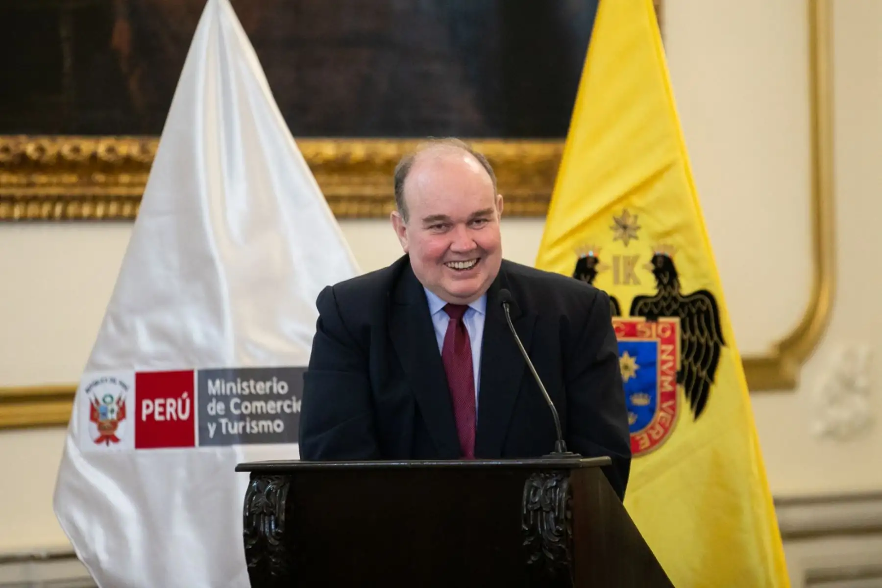 En una ceremonia realizada en el Palacio Municipal de Lima, el alcalde Rafael López Aliaga, acompañado por los ministros de Cultura, Leslie Urteaga, y de Comercio Exterior y Turismo, Juan Carlos Mathews, recibió el otorgamiento de la Jerarquía 4 al Centro Histórico de Lima, distinción que lo posiciona como recurso turístico a nivel de los principales destinos del país y permite atraer proyectos de inversión y desarrollo.
Foto: ANDINA/Muni Lima