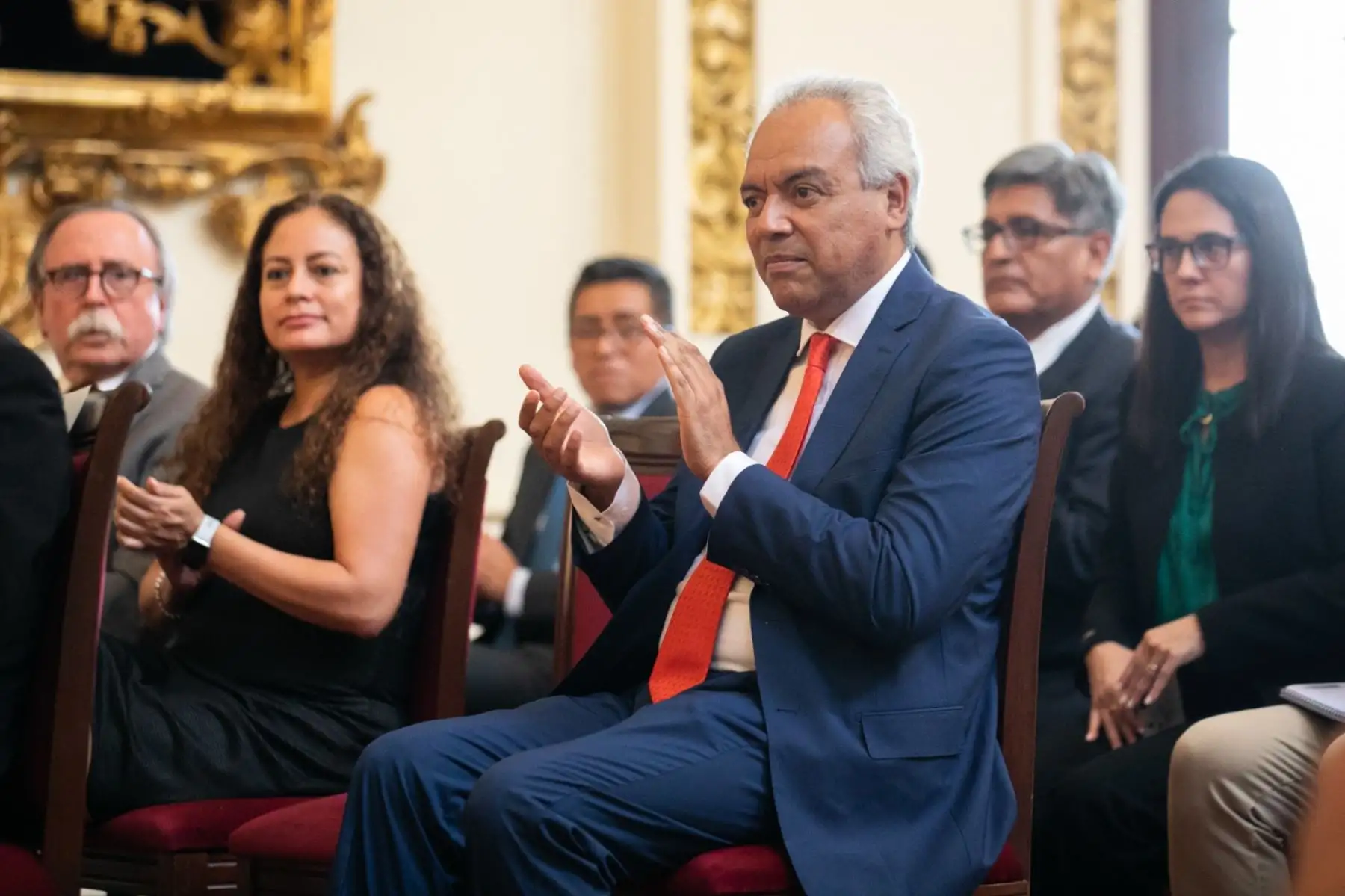 En una ceremonia realizada en el Palacio Municipal de Lima, el alcalde Rafael López Aliaga, acompañado por los ministros de Cultura, Leslie Urteaga, y de Comercio Exterior y Turismo, Juan Carlos Mathews, recibió el otorgamiento de la Jerarquía 4 al Centro Histórico de Lima, distinción que lo posiciona como recurso turístico a nivel de los principales destinos del país y permite atraer proyectos de inversión y desarrollo.
Foto: ANDINA/Muni Lima