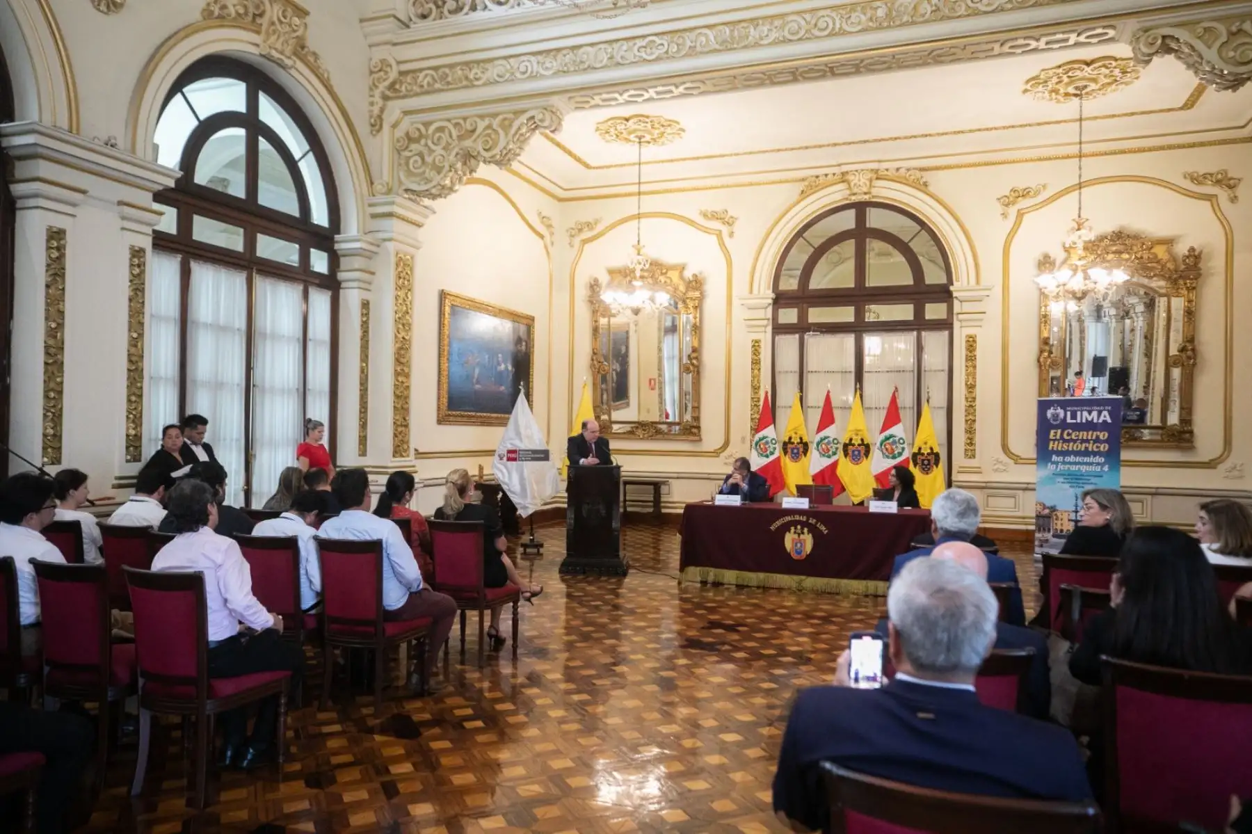 En una ceremonia realizada en el Palacio Municipal de Lima, el alcalde Rafael López Aliaga, acompañado por los ministros de Cultura, Leslie Urteaga, y de Comercio Exterior y Turismo, Juan Carlos Mathews, recibió el otorgamiento de la Jerarquía 4 al Centro Histórico de Lima, distinción que lo posiciona como recurso turístico a nivel de los principales destinos del país y permite atraer proyectos de inversión y desarrollo.
Foto: ANDINA/Muni Lima