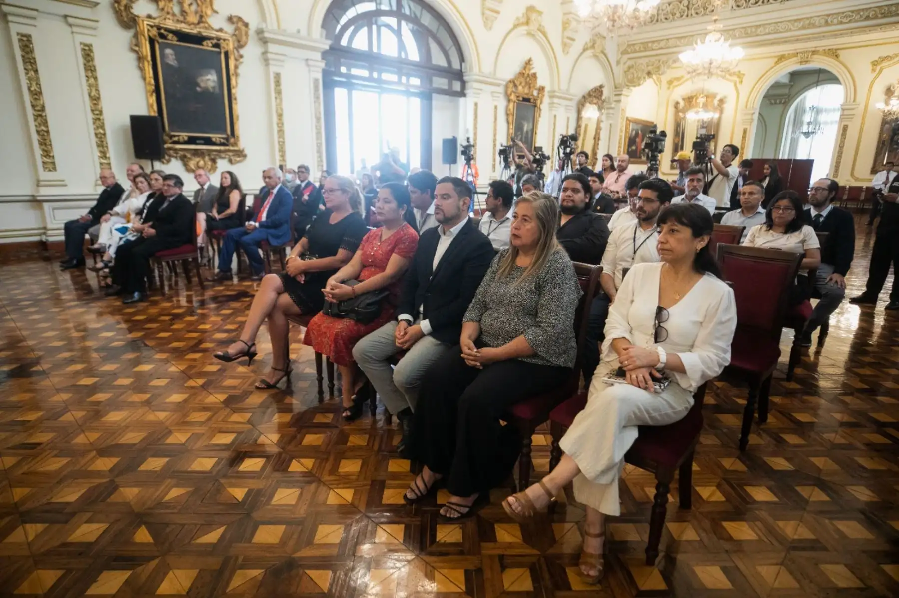 En una ceremonia realizada en el Palacio Municipal de Lima, el alcalde Rafael López Aliaga, acompañado por los ministros de Cultura, Leslie Urteaga, y de Comercio Exterior y Turismo, Juan Carlos Mathews, recibió el otorgamiento de la Jerarquía 4 al Centro Histórico de Lima, distinción que lo posiciona como recurso turístico a nivel de los principales destinos del país y permite atraer proyectos de inversión y desarrollo.
Foto: ANDINA/Muni Lima