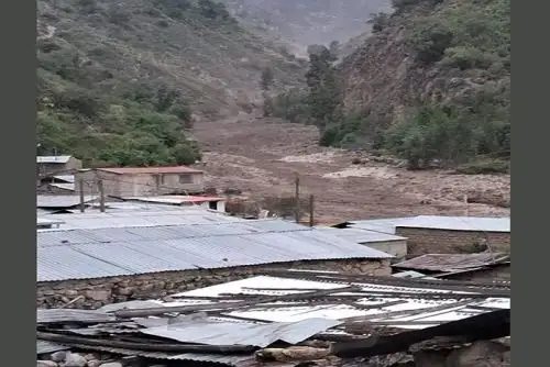 La tierra y piedras impiden el acceso a la zona de Miña, donde existen 40 familias.