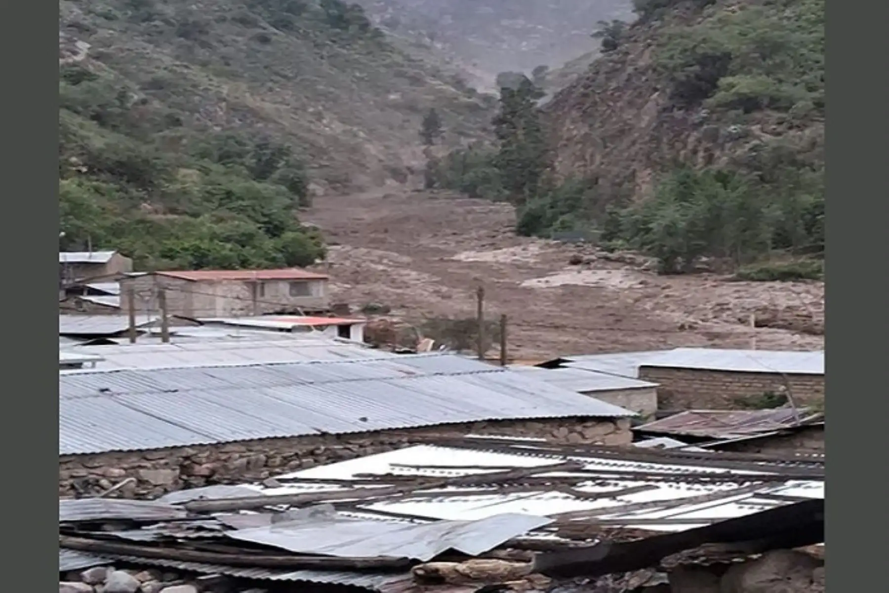 La tierra y piedras impiden el acceso a la zona de Miña, donde existen 40 familias.