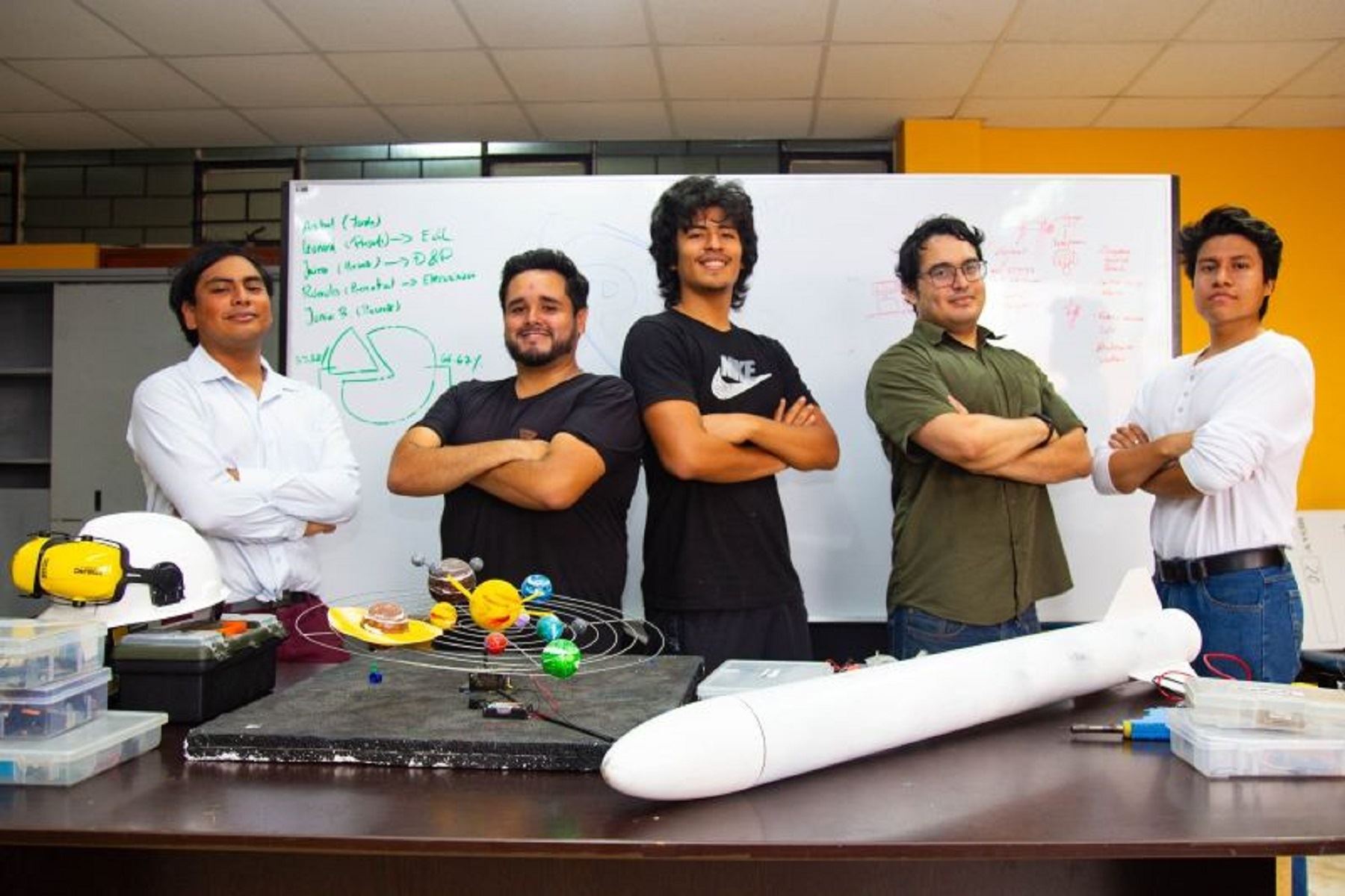 El equipo peruano se encuentra participando en la primera categoría, que consiste en crear un cohete que llegue a los 10.000 pies de altura (10 km) y que cuente con un motor comercial. Foto: UNI