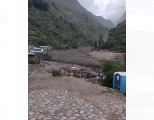 Un huaico de grandes proporciones se registró en el distrito de Choco, provincia de Castilla, región Arequipa, arrasando con viviendas y el puente colgante.