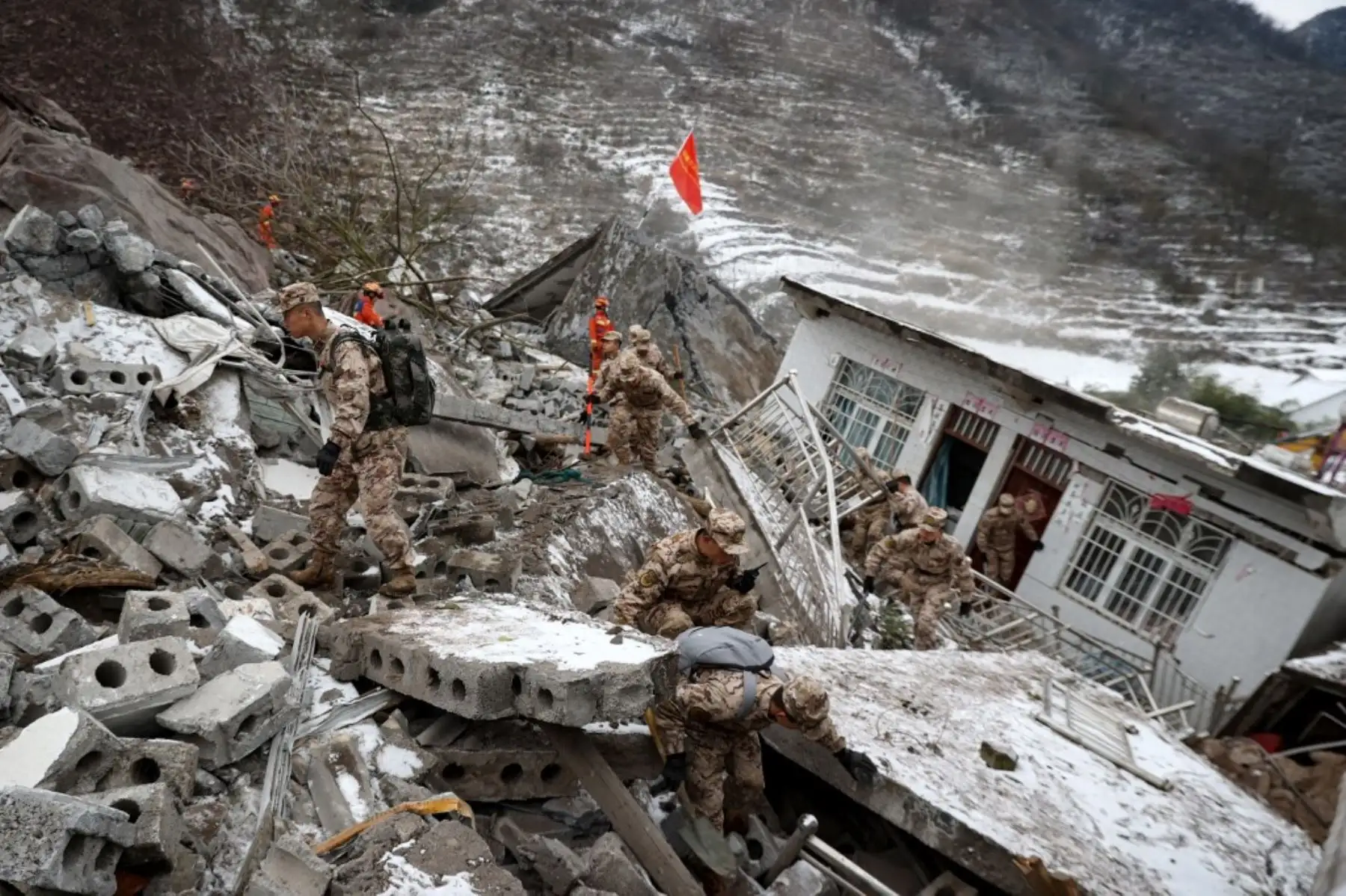Personal militar y trabajadores de rescate chinos buscan víctimas desaparecidas tras un deslizamiento de tierra en la aldea de Liangshui en Zhaotong, en la provincia de Yunnan, en el suroeste de China. Foto: AFP