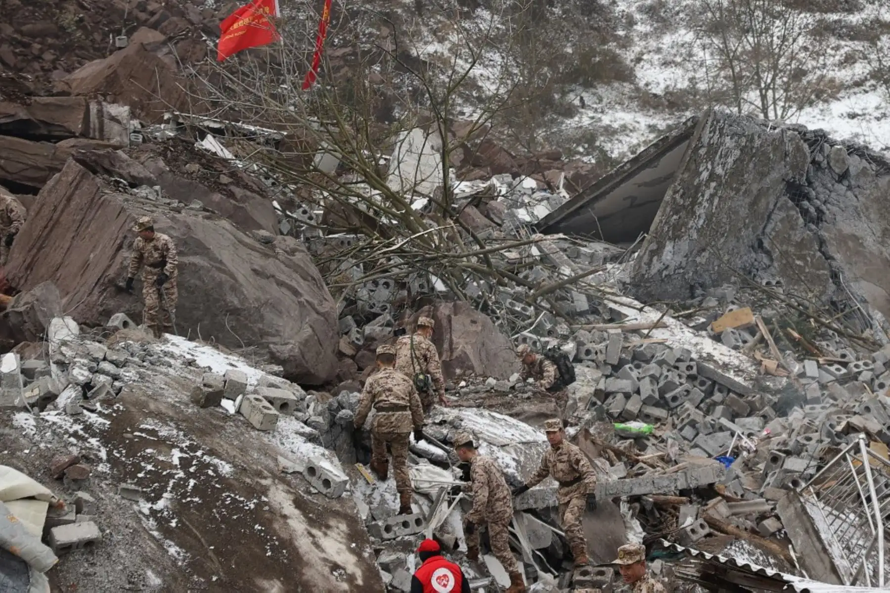 Personal militar y trabajadores de rescate chinos buscan víctimas desaparecidas tras un deslizamiento de tierra en la aldea de Liangshui en Zhaotong, en la provincia de Yunnan, en el suroeste de China. Foto: AFP