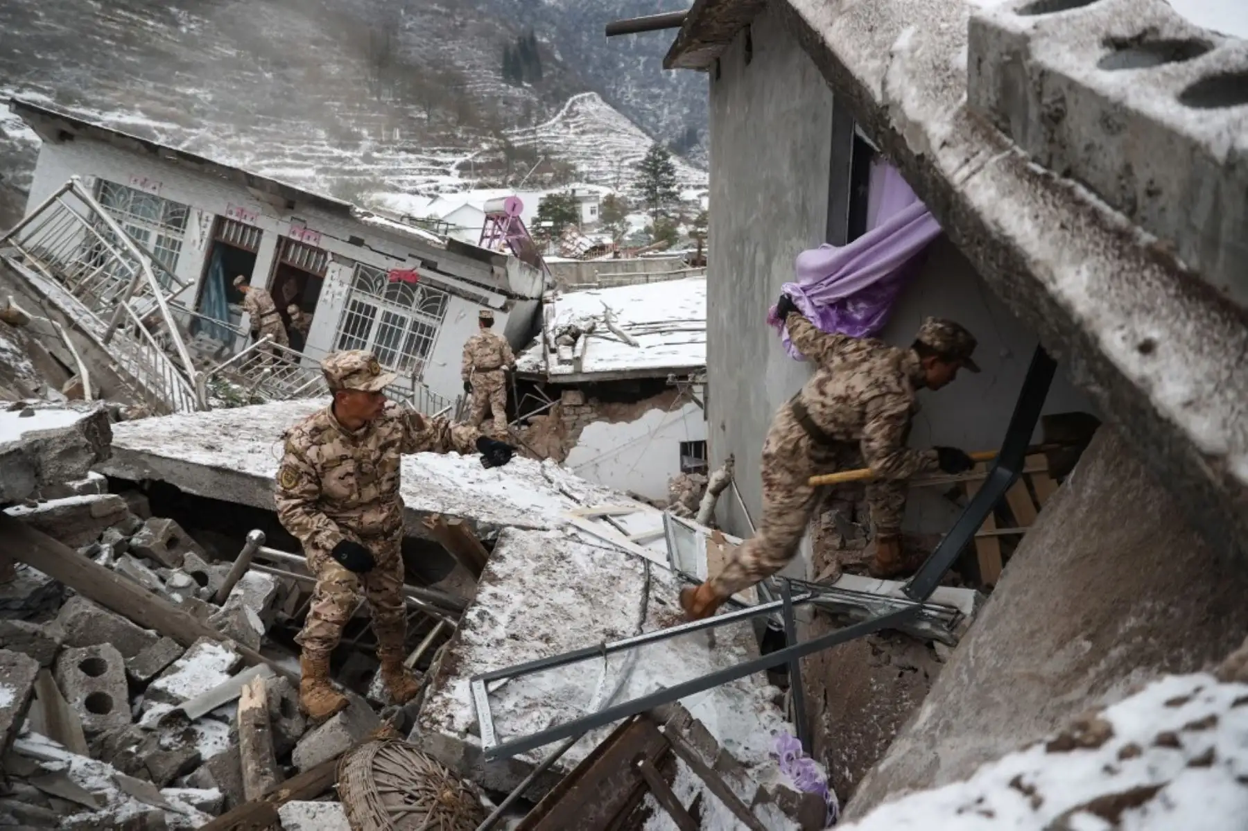 Docenas de personas fueron enterradas y se confirmó que ocho murieron cuando un deslizamiento de tierra azotó una parte remota y montañosa del suroeste. Foto: AFP