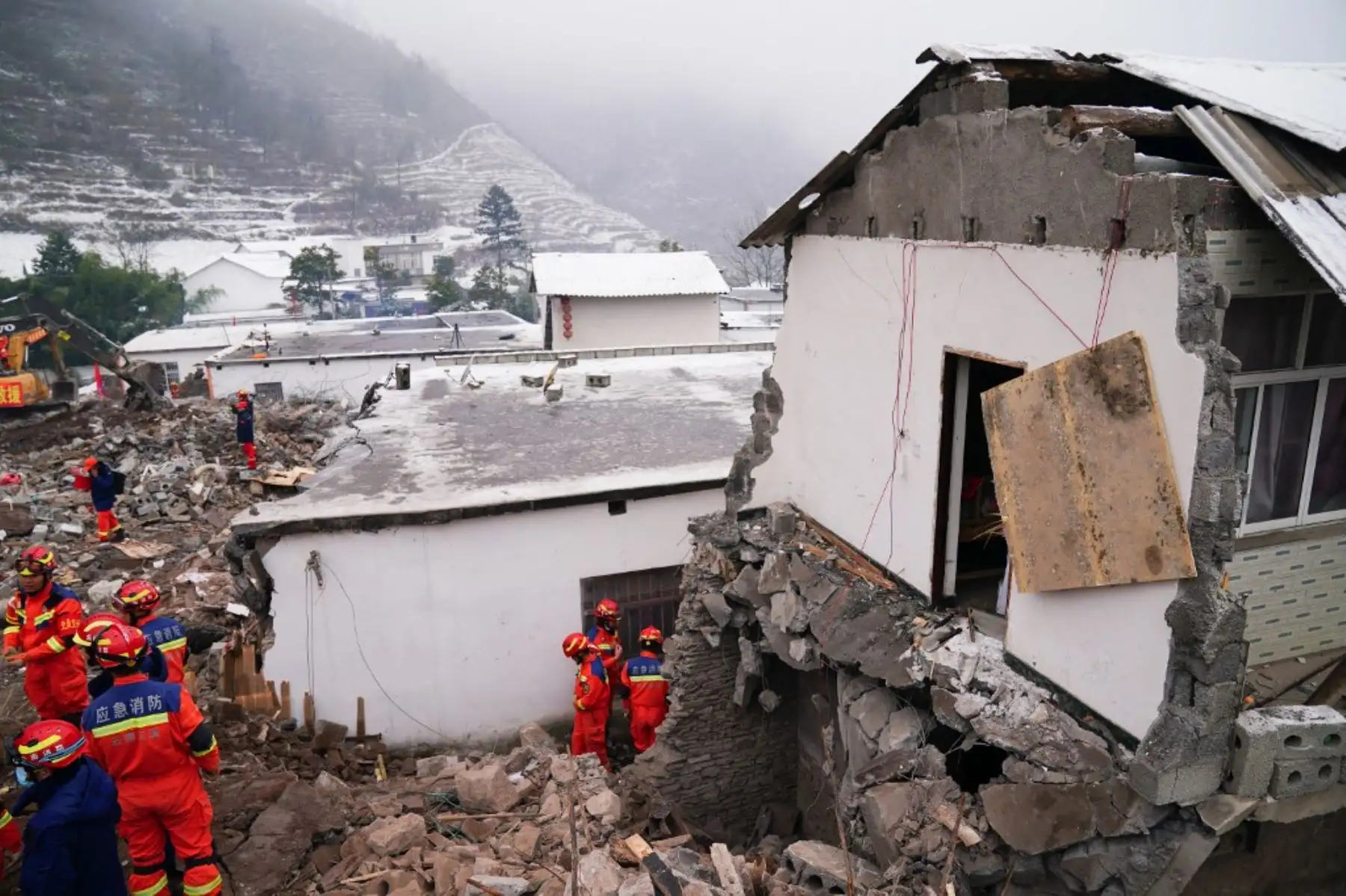 Docenas de personas fueron enterradas y se confirmó que ocho murieron cuando un deslizamiento de tierra azotó una parte remota y montañosa del suroeste. Foto: AFP