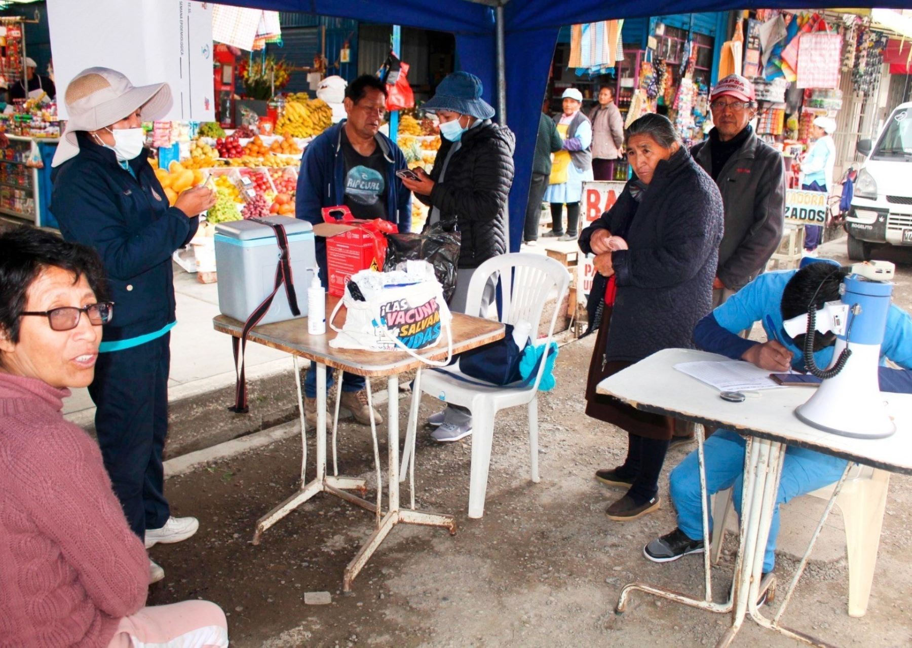 Autoridades de Salud de Junín retomaron la campaña de vacunación contra el covid-19 en los mercados del distrito de Chilca, en Huancayo. Foto: Pedro Tinoco