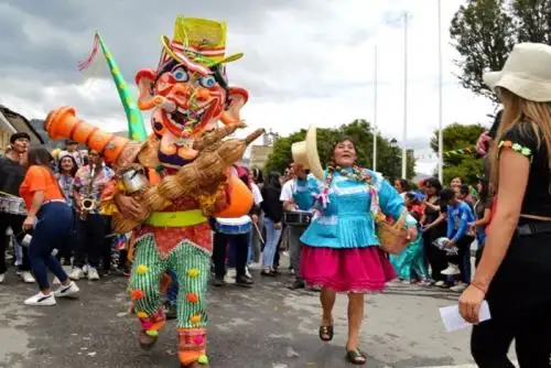 La celebración del carnaval cajamarquino reúne un conjunto de elementos primordiales que configuran su genuino festejo costumbrista, fragoroso en su desarrollo y pletórico de algarabía y colorido que fortalecen la identidad regional de la “Capital del carnaval peruano”.