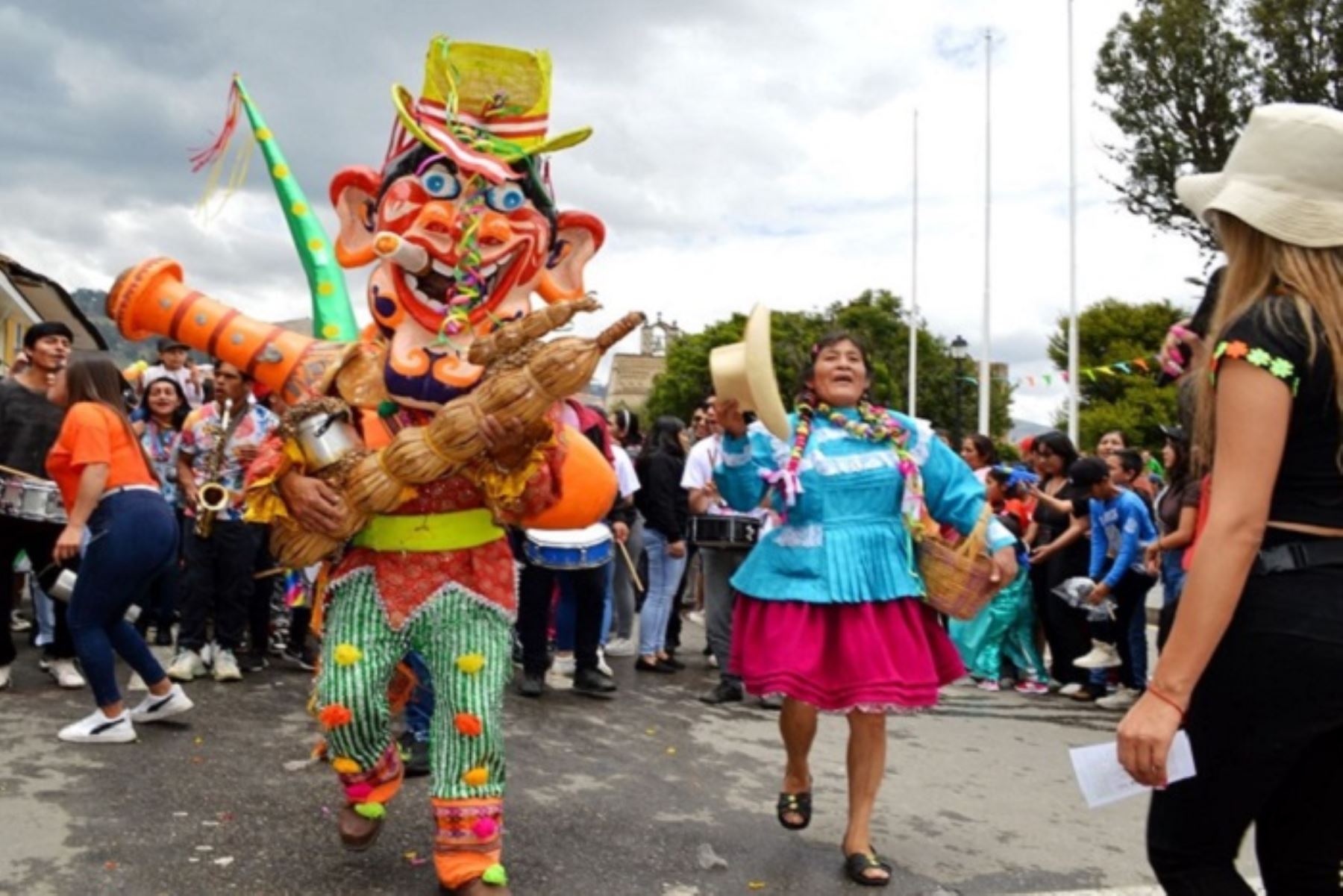 La celebración del carnaval cajamarquino reúne un conjunto de elementos primordiales que configuran su genuino festejo costumbrista, fragoroso en su desarrollo y pletórico de algarabía y colorido que fortalecen la identidad regional de la “Capital del carnaval peruano”.
