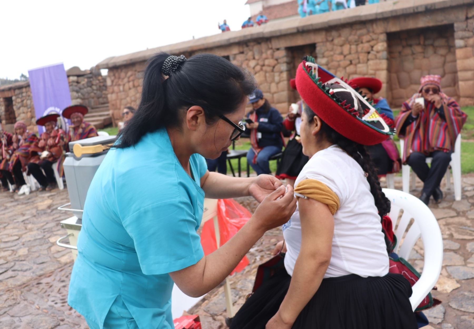 Establecimientos de salud de Cusco iniciaron esta mañana la aplicación de la vacuna monovalente adaptada contra el covid-19 a la población vulnerable ante esta enfermedad. Foto: ANDINA/Percy Hurtado Santillán