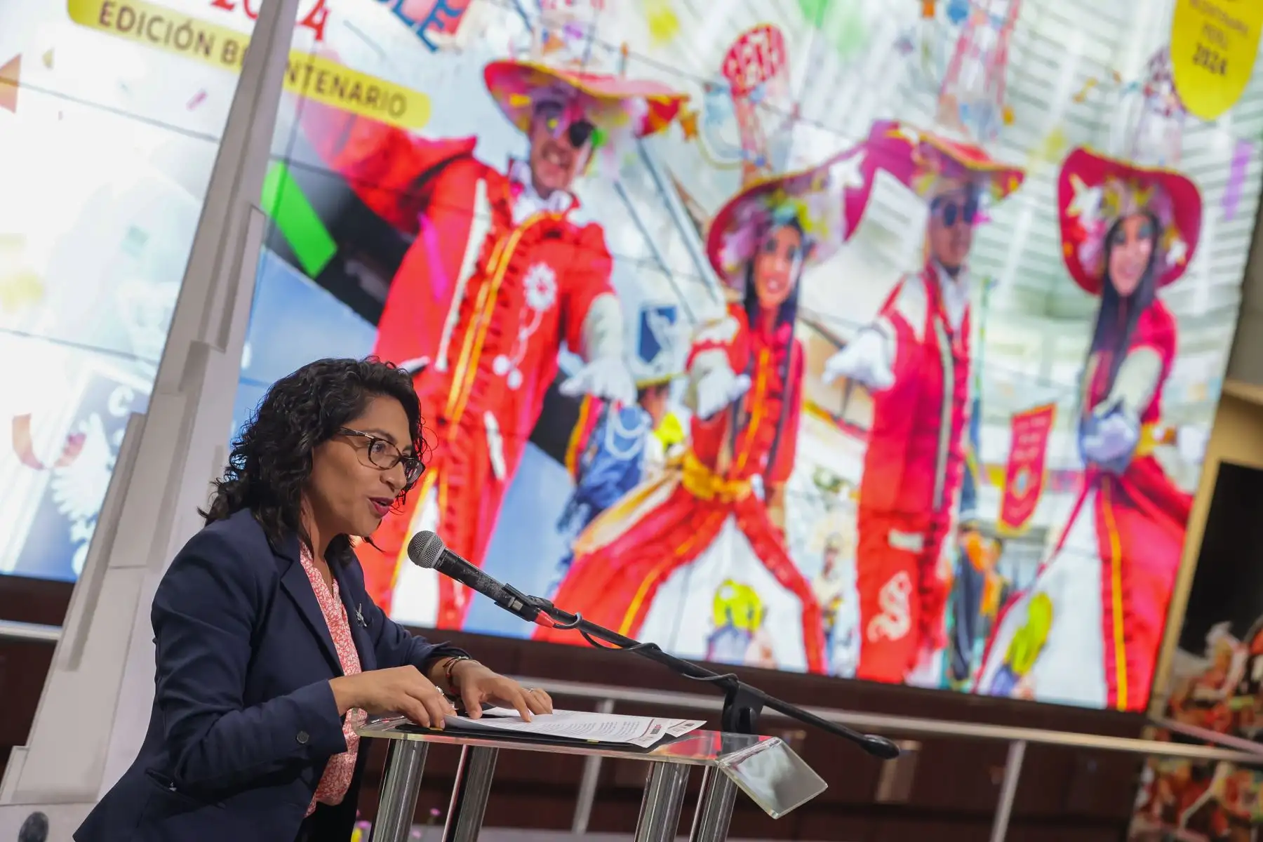 El Proyecto Especial Bicentenario del Ministerio de Cultura y la Municipalidad Provincial de Cajamarca realizaron el lanzamiento del Carnaval Inolvidable 2024 Edición Bicentenario, festividad de Cajamarca conocida como “la fiesta más alegre del Perú” que tendrá como fechas centrales del 9 al 14 de febrero. La ministra de Cultura, Leslie Urteaga, el alcalde de Cajamarca, Joaquín Ramírez, y distintas autoridades invitadas pudieron disfrutar del despliegue de comparsas y patrullas de danzantes y personajes alegóricos; así como la “Señorita Integración 2023”, embajadora de la cultura y tradición de la región.
Foto: ANDINA/Andrés Valle