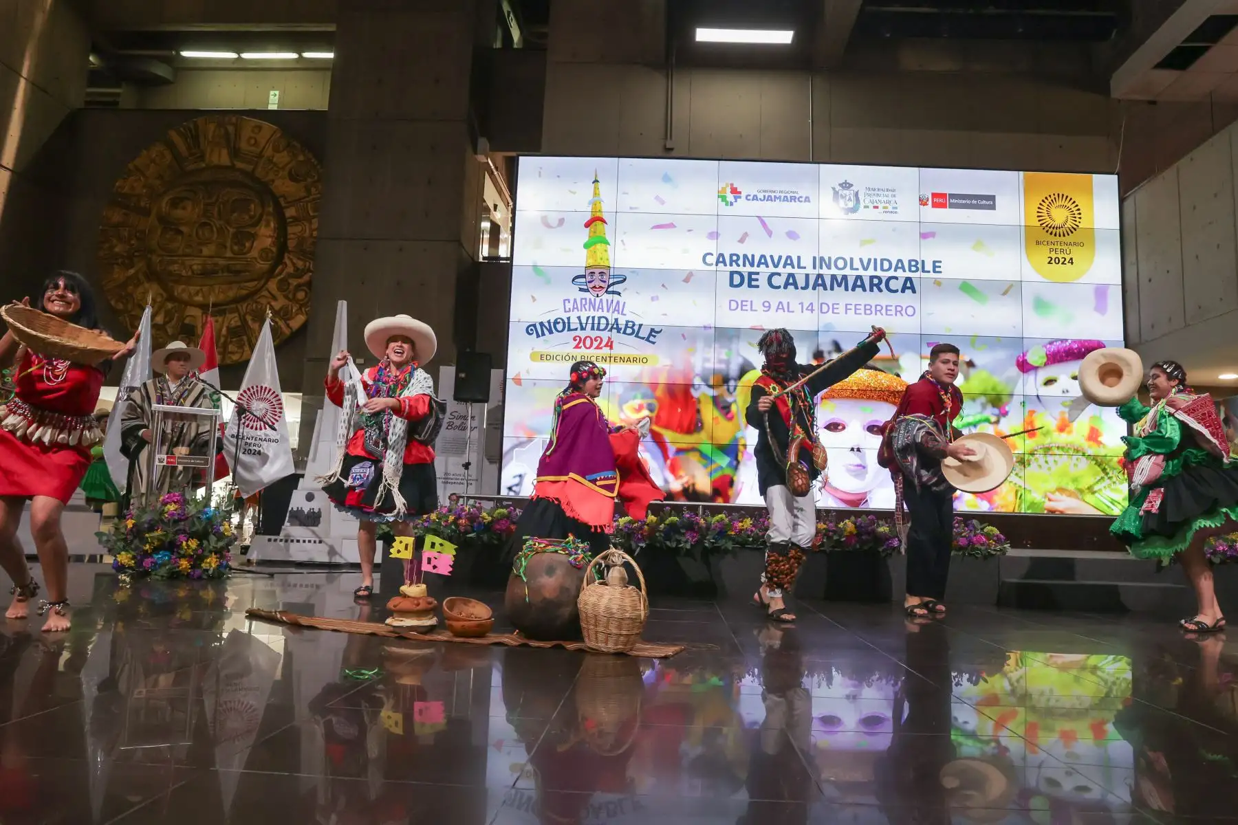 El Proyecto Especial Bicentenario del Ministerio de Cultura y la Municipalidad Provincial de Cajamarca realizaron el lanzamiento del Carnaval Inolvidable 2024 Edición Bicentenario, festividad de Cajamarca conocida como “la fiesta más alegre del Perú” que tendrá como fechas centrales del 9 al 14 de febrero. La ministra de Cultura, Leslie Urteaga, el alcalde de Cajamarca, Joaquín Ramírez, y distintas autoridades invitadas pudieron disfrutar del despliegue de comparsas y patrullas de danzantes y personajes alegóricos; así como la “Señorita Integración 2023”, embajadora de la cultura y tradición de la región.
Foto: ANDINA/Andrés Valle