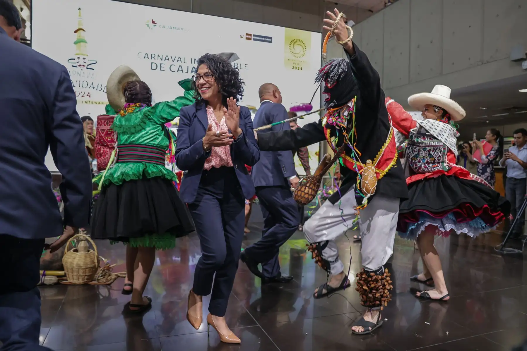 El Proyecto Especial Bicentenario del Ministerio de Cultura y la Municipalidad Provincial de Cajamarca realizaron el lanzamiento del Carnaval Inolvidable 2024 Edición Bicentenario, festividad de Cajamarca conocida como “la fiesta más alegre del Perú” que tendrá como fechas centrales del 9 al 14 de febrero. La ministra de Cultura, Leslie Urteaga, el alcalde de Cajamarca, Joaquín Ramírez, y distintas autoridades invitadas pudieron disfrutar del despliegue de comparsas y patrullas de danzantes y personajes alegóricos; así como la “Señorita Integración 2023”, embajadora de la cultura y tradición de la región.
Foto: ANDINA/Andrés Valle