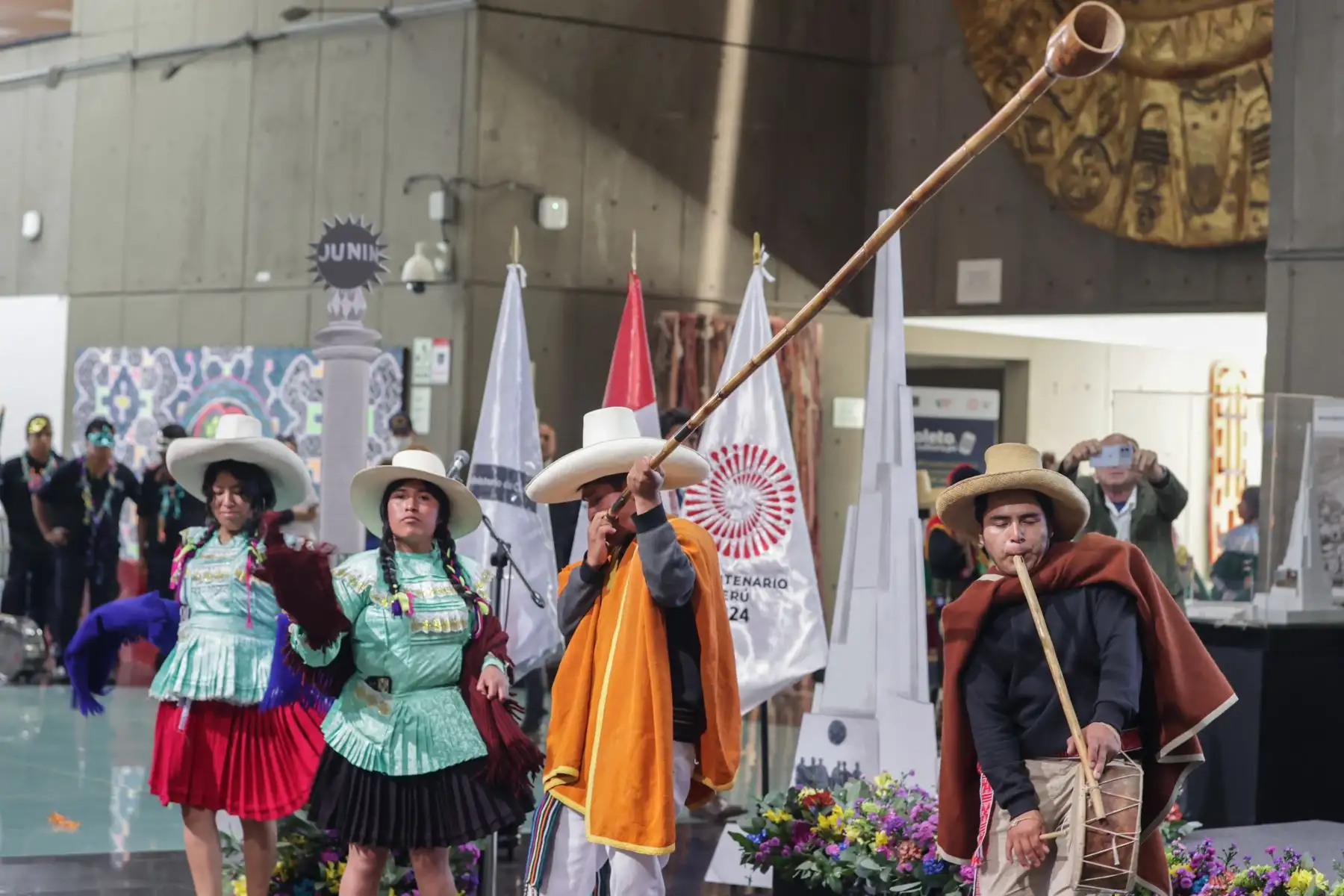 El Proyecto Especial Bicentenario del Ministerio de Cultura y la Municipalidad Provincial de Cajamarca realizaron el lanzamiento del Carnaval Inolvidable 2024 Edición Bicentenario, festividad de Cajamarca conocida como “la fiesta más alegre del Perú” que tendrá como fechas centrales del 9 al 14 de febrero. La ministra de Cultura, Leslie Urteaga, el alcalde de Cajamarca, Joaquín Ramírez, y distintas autoridades invitadas pudieron disfrutar del despliegue de comparsas y patrullas de danzantes y personajes alegóricos; así como la “Señorita Integración 2023”, embajadora de la cultura y tradición de la región.
Foto: ANDINA/Andrés Valle
