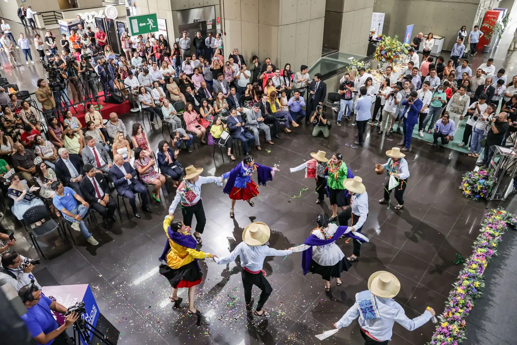 El Proyecto Especial Bicentenario del Ministerio de Cultura y la Municipalidad Provincial de Cajamarca realizaron el lanzamiento del Carnaval Inolvidable 2024 Edición Bicentenario, festividad de Cajamarca conocida como “la fiesta más alegre del Perú” que tendrá como fechas centrales del 9 al 14 de febrero. La ministra de Cultura, Leslie Urteaga, el alcalde de Cajamarca, Joaquín Ramírez, y distintas autoridades invitadas pudieron disfrutar del despliegue de comparsas y patrullas de danzantes y personajes alegóricos; así como la “Señorita Integración 2023”, embajadora de la cultura y tradición de la región.
Foto: ANDINA/Andrés Valle