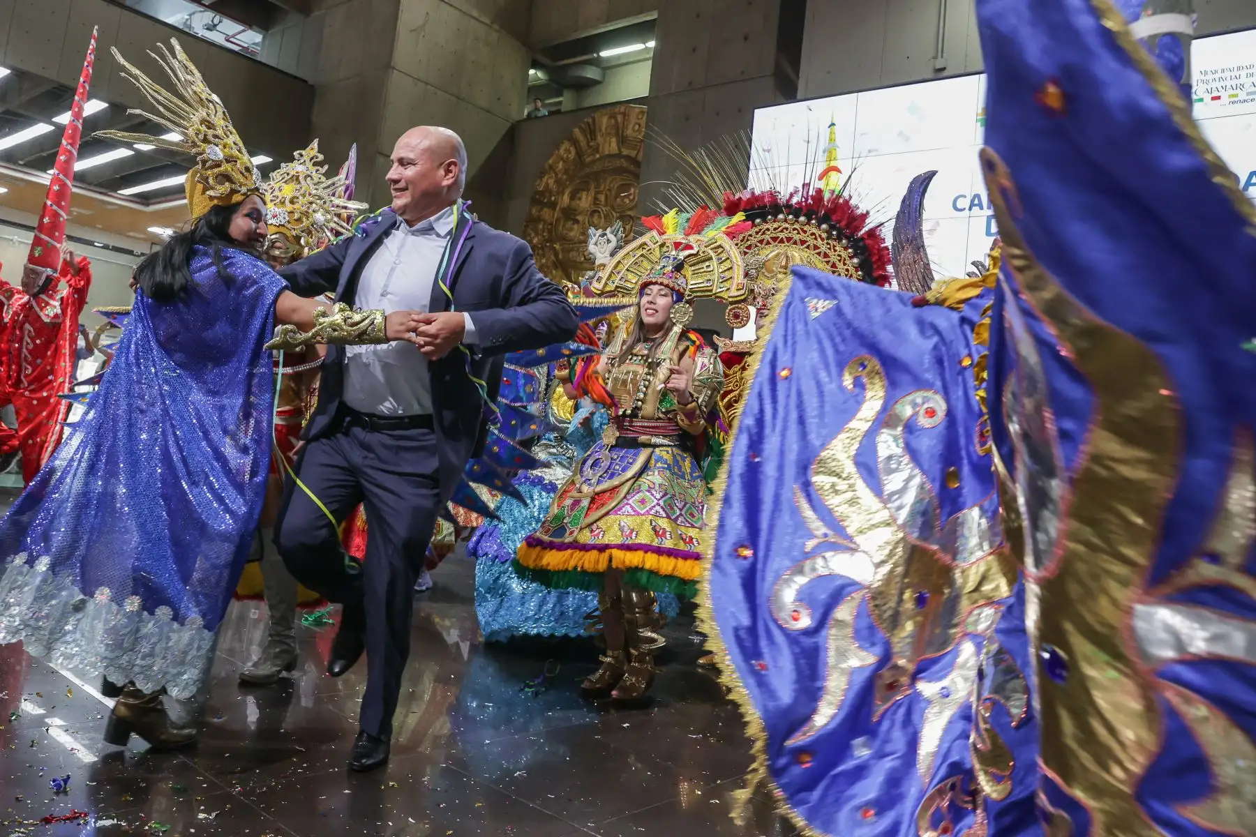 El Proyecto Especial Bicentenario del Ministerio de Cultura y la Municipalidad Provincial de Cajamarca realizaron el lanzamiento del Carnaval Inolvidable 2024 Edición Bicentenario, festividad de Cajamarca conocida como “la fiesta más alegre del Perú” que tendrá como fechas centrales del 9 al 14 de febrero. La ministra de Cultura, Leslie Urteaga, el alcalde de Cajamarca, Joaquín Ramírez, y distintas autoridades invitadas pudieron disfrutar del despliegue de comparsas y patrullas de danzantes y personajes alegóricos; así como la “Señorita Integración 2023”, embajadora de la cultura y tradición de la región.
Foto: ANDINA/Andrés Valle