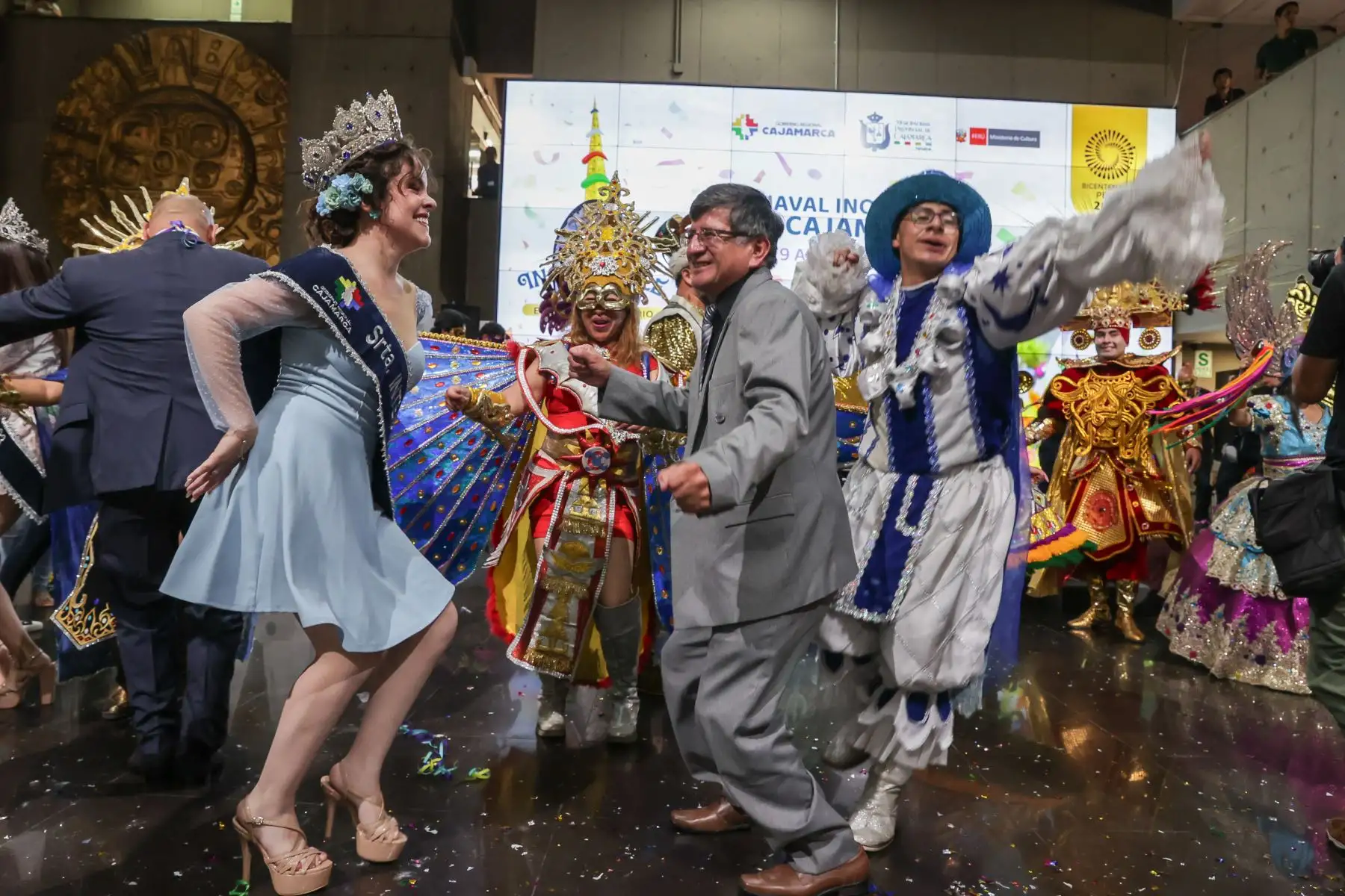 El Proyecto Especial Bicentenario del Ministerio de Cultura y la Municipalidad Provincial de Cajamarca realizaron el lanzamiento del Carnaval Inolvidable 2024 Edición Bicentenario, festividad de Cajamarca conocida como “la fiesta más alegre del Perú” que tendrá como fechas centrales del 9 al 14 de febrero. La ministra de Cultura, Leslie Urteaga, el alcalde de Cajamarca, Joaquín Ramírez, y distintas autoridades invitadas pudieron disfrutar del despliegue de comparsas y patrullas de danzantes y personajes alegóricos; así como la “Señorita Integración 2023”, embajadora de la cultura y tradición de la región.
Foto: ANDINA/Andrés Valle