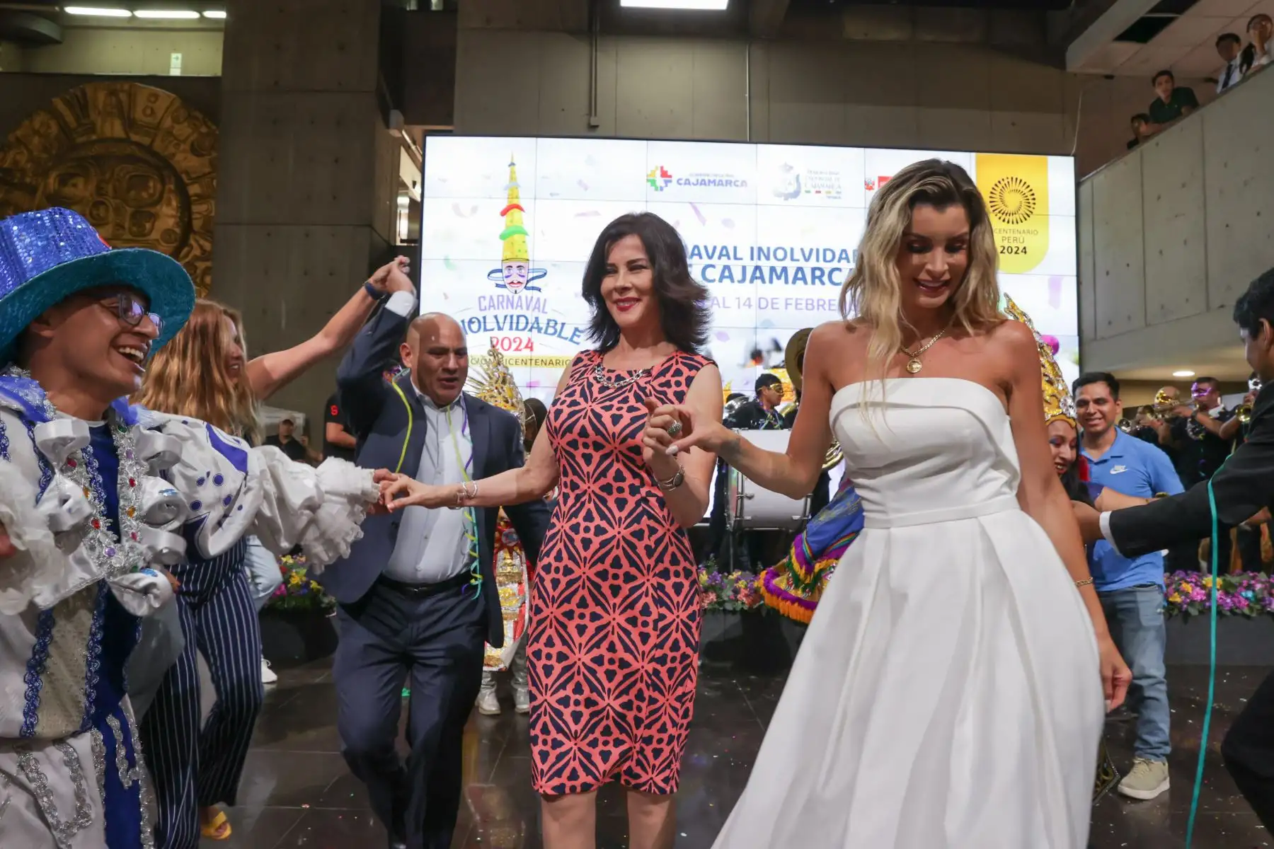 El Proyecto Especial Bicentenario del Ministerio de Cultura y la Municipalidad Provincial de Cajamarca realizaron el lanzamiento del Carnaval Inolvidable 2024 Edición Bicentenario, festividad de Cajamarca conocida como “la fiesta más alegre del Perú” que tendrá como fechas centrales del 9 al 14 de febrero. La ministra de Cultura, Leslie Urteaga, el alcalde de Cajamarca, Joaquín Ramírez, y distintas autoridades invitadas pudieron disfrutar del despliegue de comparsas y patrullas de danzantes y personajes alegóricos; así como la “Señorita Integración 2023”, embajadora de la cultura y tradición de la región.
Foto: ANDINA/Andrés Valle