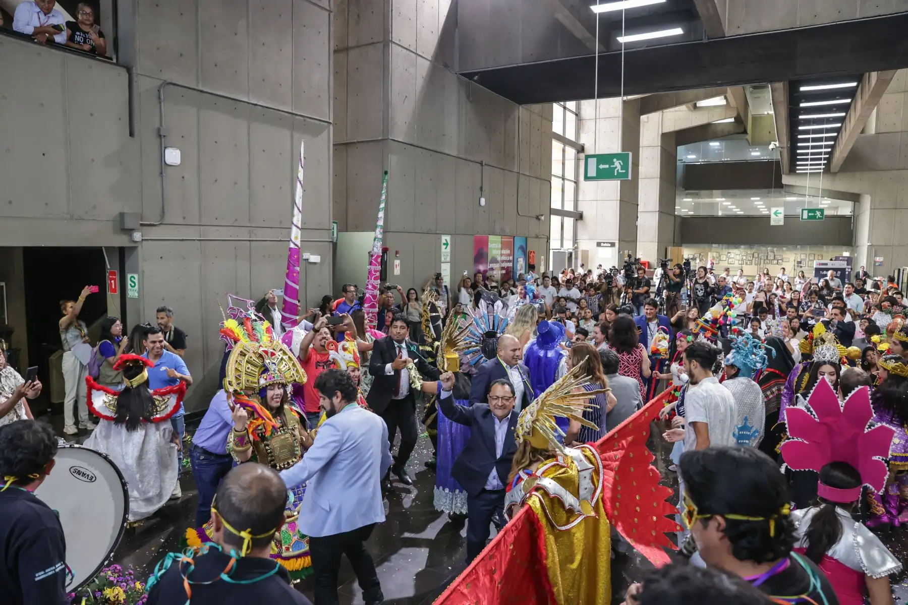El Proyecto Especial Bicentenario del Ministerio de Cultura y la Municipalidad Provincial de Cajamarca realizaron el lanzamiento del Carnaval Inolvidable 2024 Edición Bicentenario, festividad de Cajamarca conocida como “la fiesta más alegre del Perú” que tendrá como fechas centrales del 9 al 14 de febrero. La ministra de Cultura, Leslie Urteaga, el alcalde de Cajamarca, Joaquín Ramírez, y distintas autoridades invitadas pudieron disfrutar del despliegue de comparsas y patrullas de danzantes y personajes alegóricos; así como la “Señorita Integración 2023”, embajadora de la cultura y tradición de la región.
Foto: ANDINA/Andrés Valle