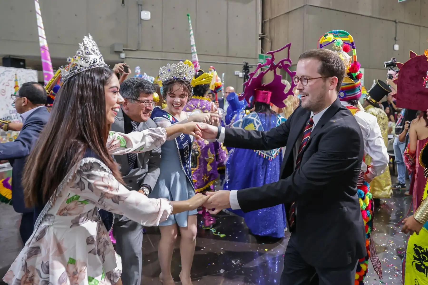 El Proyecto Especial Bicentenario del Ministerio de Cultura y la Municipalidad Provincial de Cajamarca realizaron el lanzamiento del Carnaval Inolvidable 2024 Edición Bicentenario, festividad de Cajamarca conocida como “la fiesta más alegre del Perú” que tendrá como fechas centrales del 9 al 14 de febrero. La ministra de Cultura, Leslie Urteaga, el alcalde de Cajamarca, Joaquín Ramírez, y distintas autoridades invitadas pudieron disfrutar del despliegue de comparsas y patrullas de danzantes y personajes alegóricos; así como la “Señorita Integración 2023”, embajadora de la cultura y tradición de la región.
Foto: ANDINA/Andrés Valle
