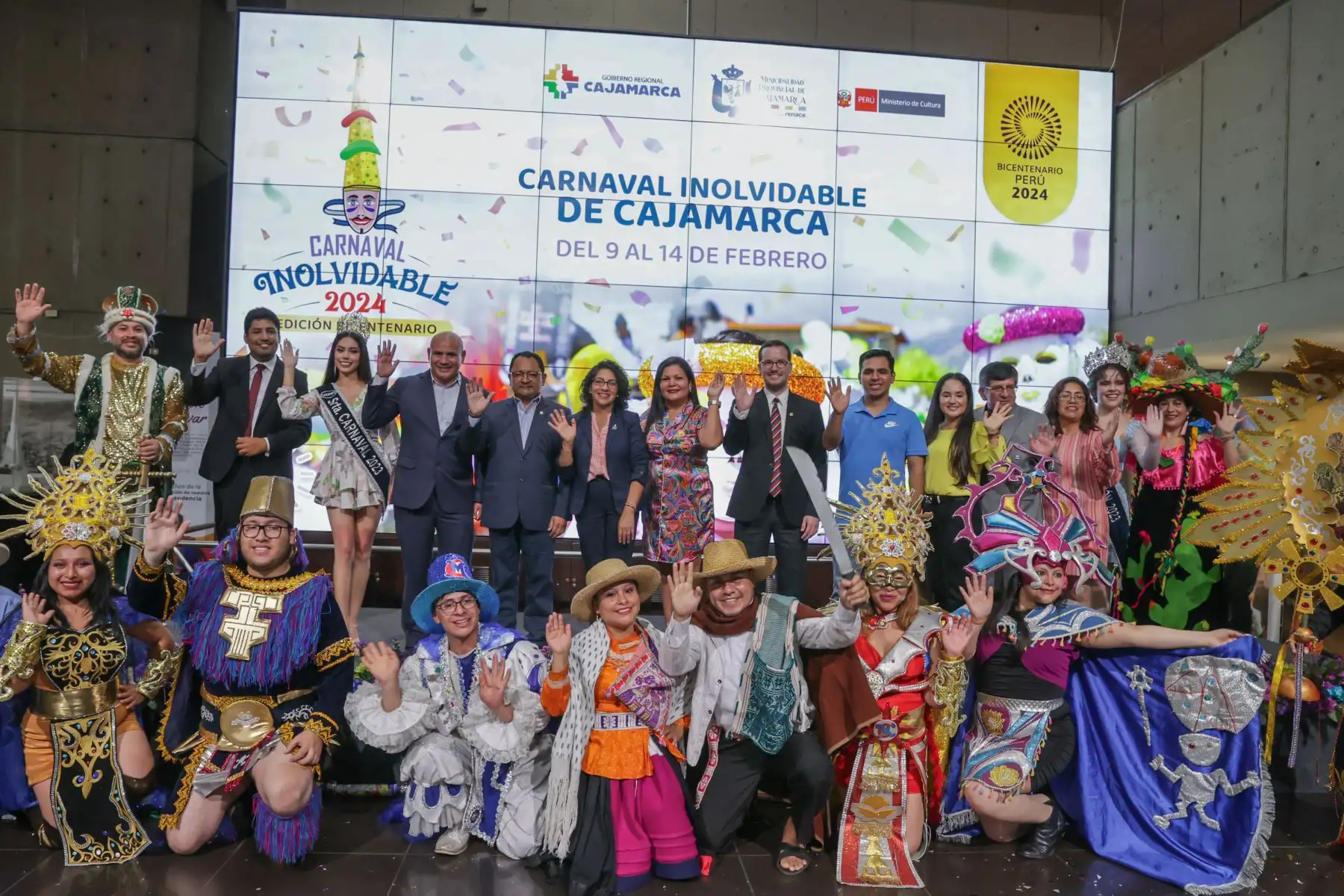 El Proyecto Especial Bicentenario del Ministerio de Cultura y la Municipalidad Provincial de Cajamarca realizaron el lanzamiento del Carnaval Inolvidable 2024 Edición Bicentenario, festividad de Cajamarca conocida como “la fiesta más alegre del Perú” que tendrá como fechas centrales del 9 al 14 de febrero. La ministra de Cultura, Leslie Urteaga, el alcalde de Cajamarca, Joaquín Ramírez, y distintas autoridades invitadas pudieron disfrutar del despliegue de comparsas y patrullas de danzantes y personajes alegóricos; así como la “Señorita Integración 2023”, embajadora de la cultura y tradición de la región.
Foto: ANDINA/Andrés Valle