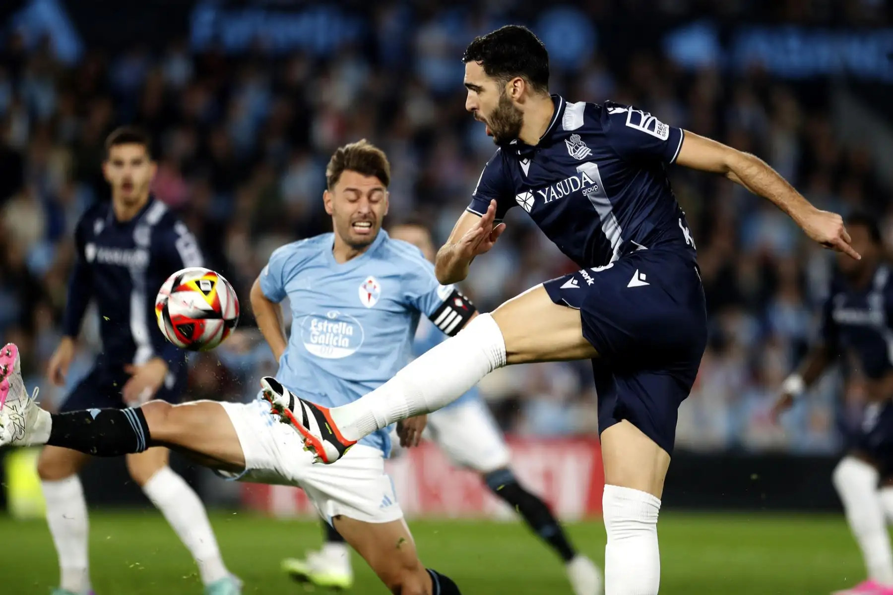 El centrocampista de la Real Sociedad Mikel Merino (d) en acción en la jugada del primer gol del equipo vasco, durante el partido de la Copa del Rey que Celta de Vigo y Real Sociedad disputan este martes en Balaídos, Vigo (Galicia).
Foto: EFE