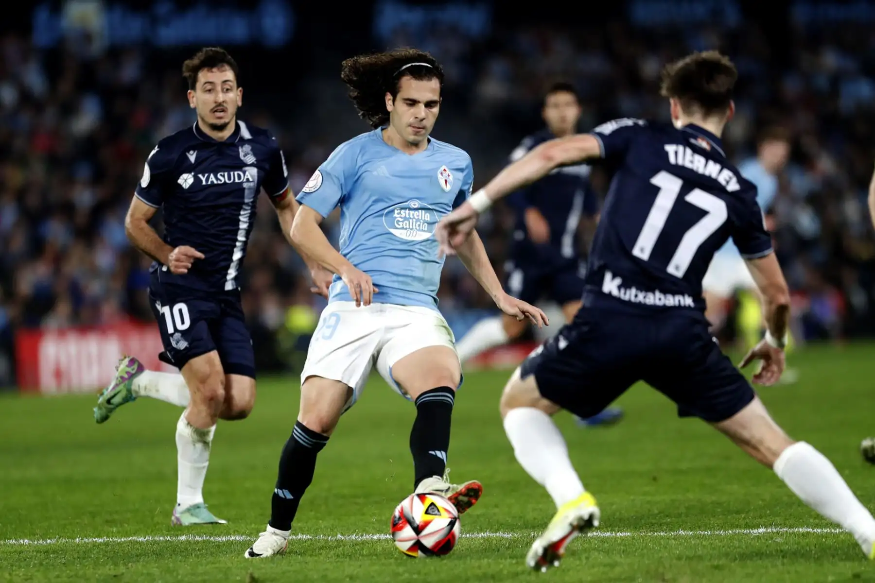 El delantero del Celta Miguel Rodríguez (c) juega un balón ante Kieran Tierney (d), de la Real Sociedad, durante el partido de los cuartos de final de la Copa del Rey que Celta de Vigo y Real Sociedad disputan este martes en el estadio de Balaídos.
Foto: EFE