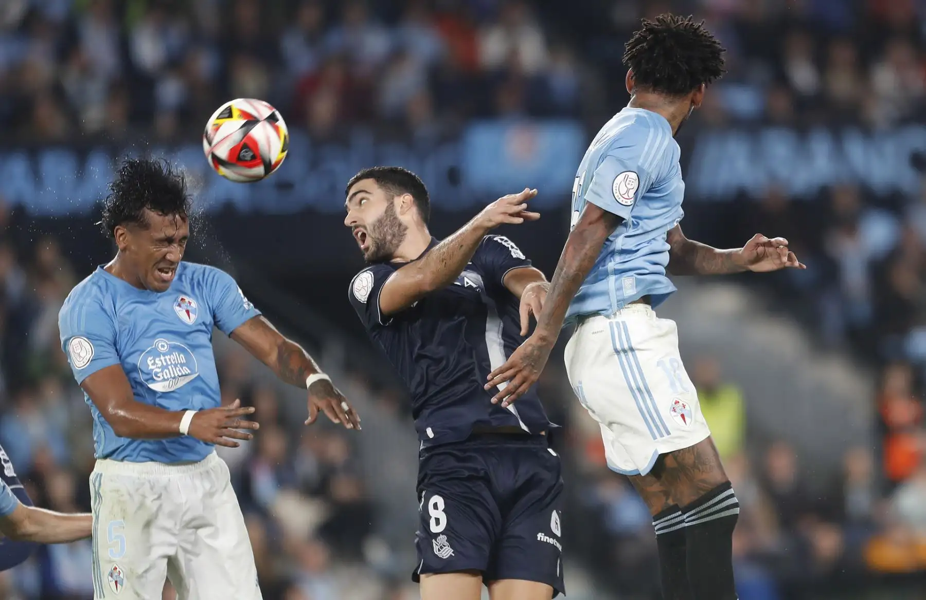 Los jugadores del Celta de Vigo Renato Tapia y Jailson Marques Siqueira saltan por el balón con Mikel Merino, de la Real Sociedad, durante el partido de cuartos de final de la Copa del Rey que Celta de Vigo y Real Sociedad disputan este martes en Balaídos, Vigo (Galicia).
Foto:EFE