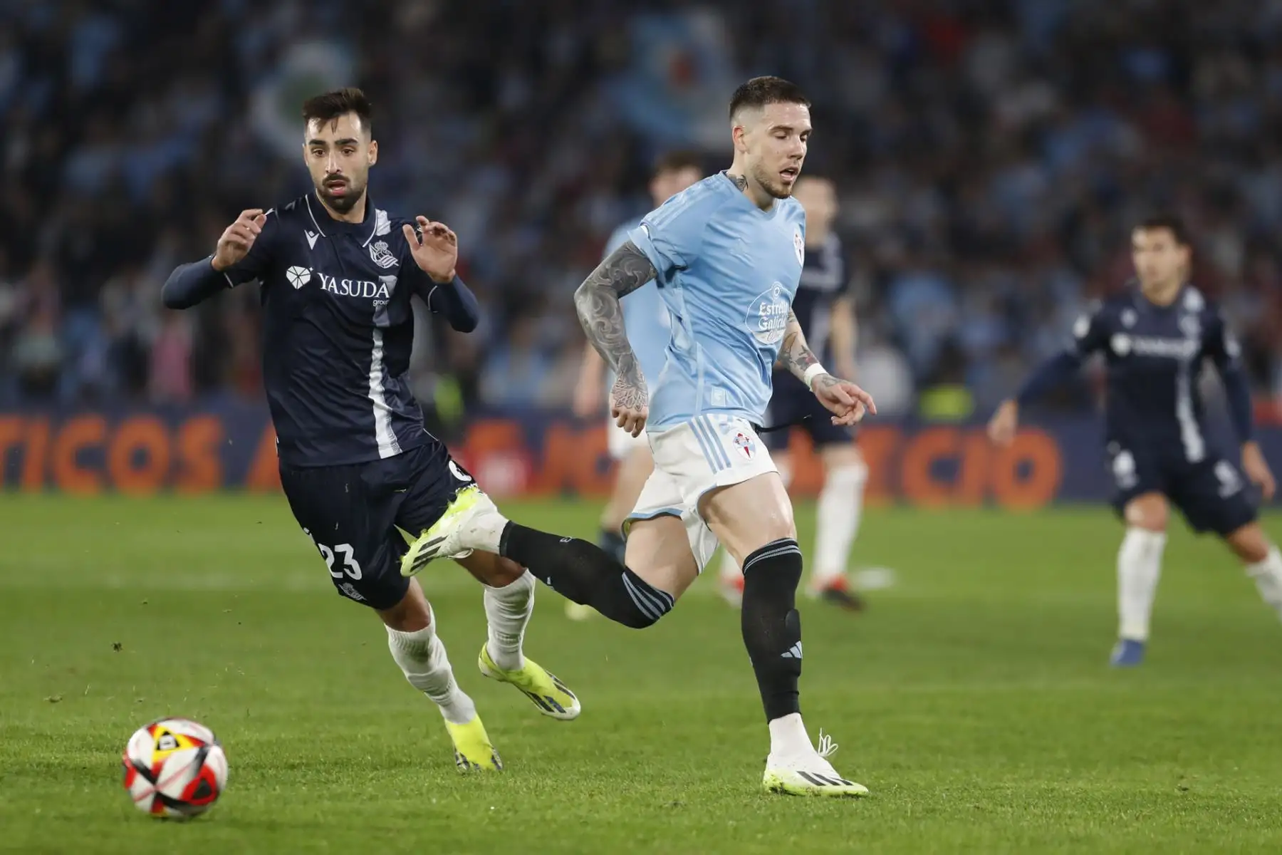 El lateral del Celta Mihailo Ristic (d) pelea un balón con Brais Méndez, de la Real Sociedad, durante el partido de los cuartos de final de la Copa del Rey que Celta de Vigo y Real Sociedad disputan este martes en el estadio de Balaídos.
Foto:EFE