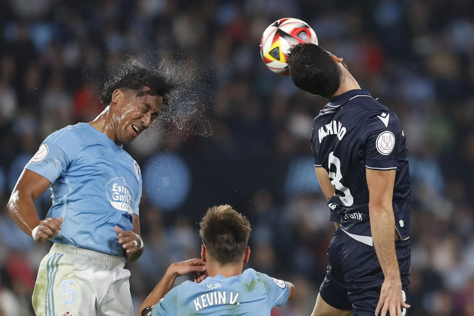 El centrocampista de la Real Sociedad Mikel Merino (d) cabecea ante Renato Tapia (i) del Celta, durante el partido de cuartos de final de la Copa del Rey que Celta de Vigo y Real Sociedad disputan este martes en Balaídos, Vigo (Galicia). 
Foto:EFE