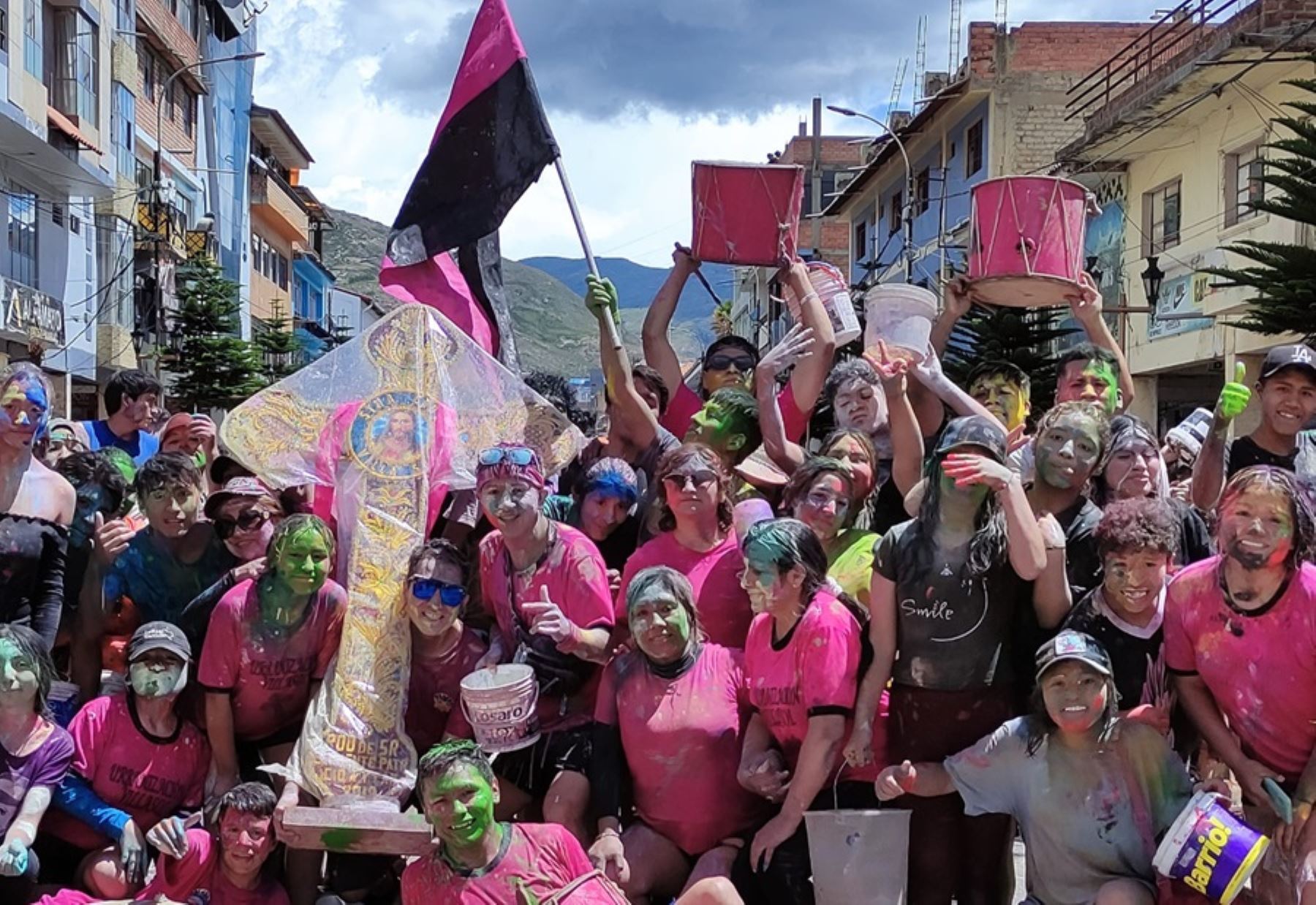 La capital de la región Áncash se apresta a celebrar, en un ambiente de desbordante frenesí y colorido, su icónico Carnaval Huaracino, una de las más multitudinarias celebraciones de su calendario festivo.